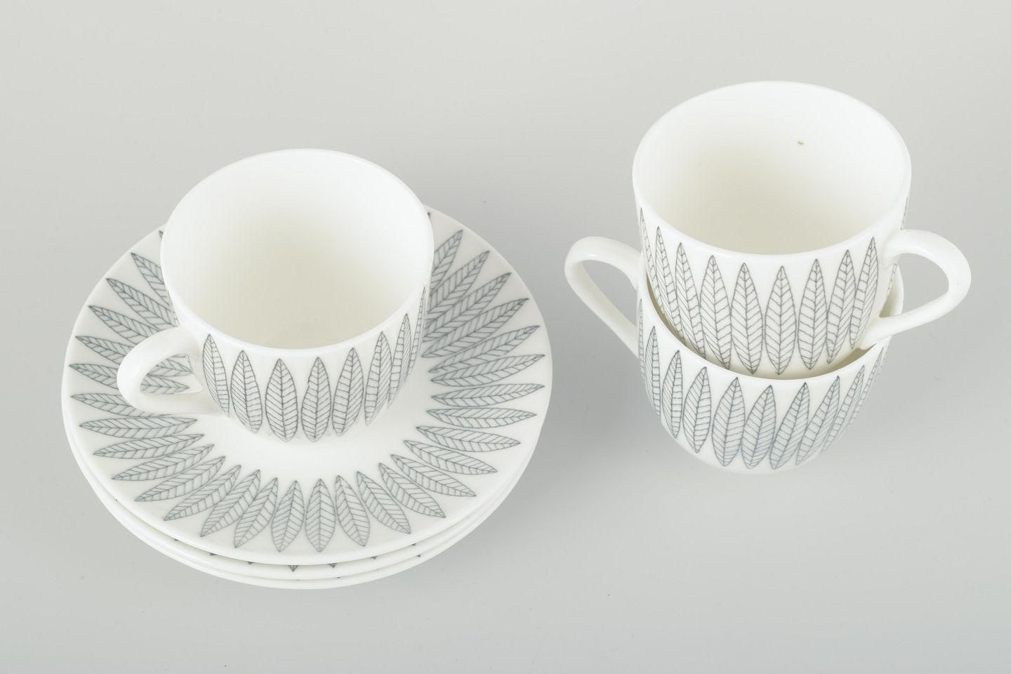 Stig Lindberg, Gustavsberg. Drie Faience Kopjes Met Schotel. Grijs 'Salix' Patroon photo furniture