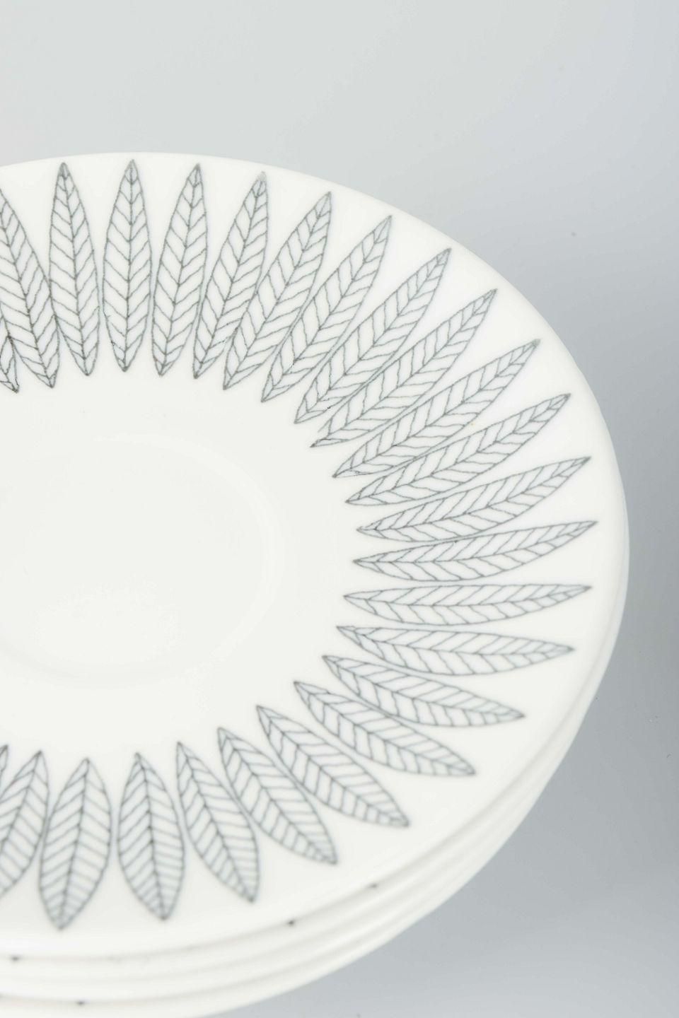 Stig Lindberg, Gustavsberg. Vier Faience Kopjes met Schotel. Grijs 'Salix' Patroon photo for sale