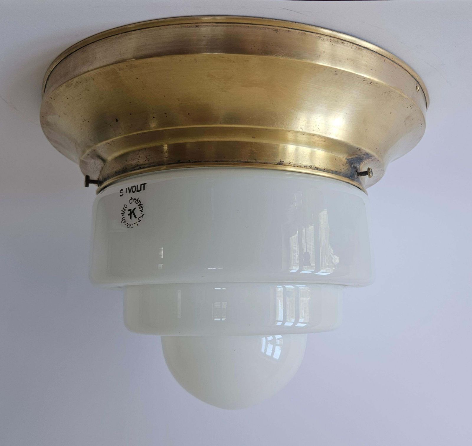 photo vinterior Art Deco Zeldzame Messing en Melkglazen Plafondlamp – Franta Anyz, jaren 1930