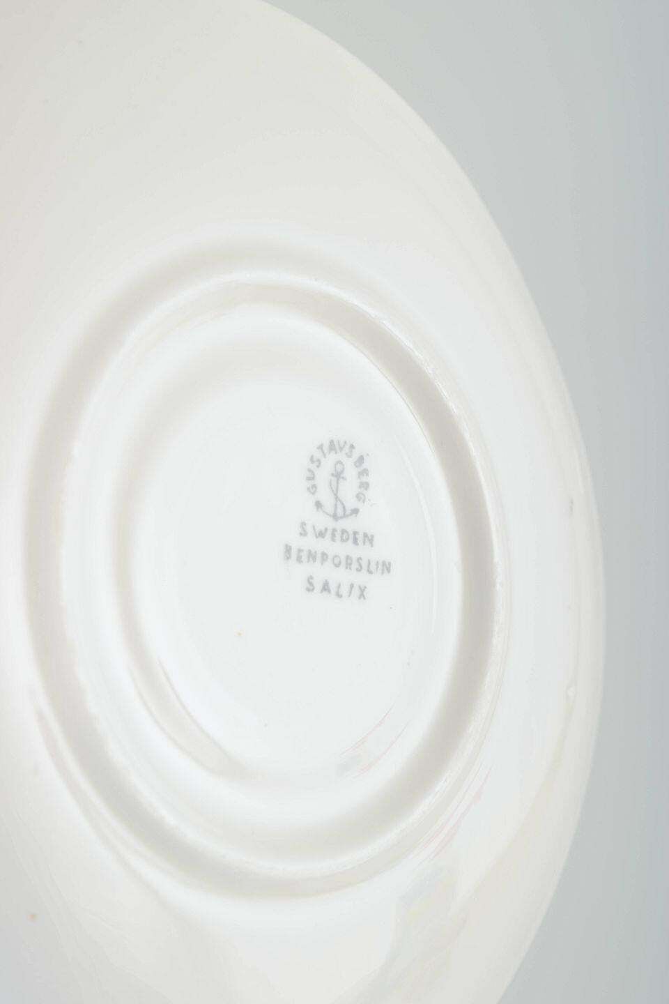 Stig Lindberg, Gustavsberg. Vier Faience Kopjes met Schotel. Grijs 'Salix' Patroon photo Woonaccessoires