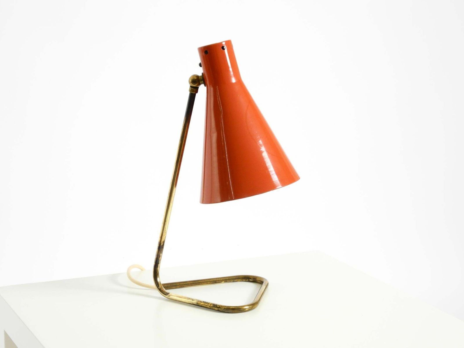 Grote mid-century modern messing tafellamp met baksteenrode kap photo for sale