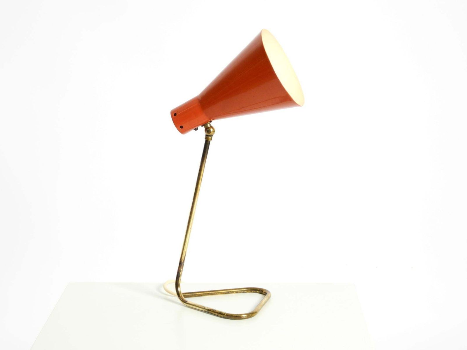 Grote Mid Century Modern Messing Tafellamp Met Baksteenrode Kap photo Verlichting