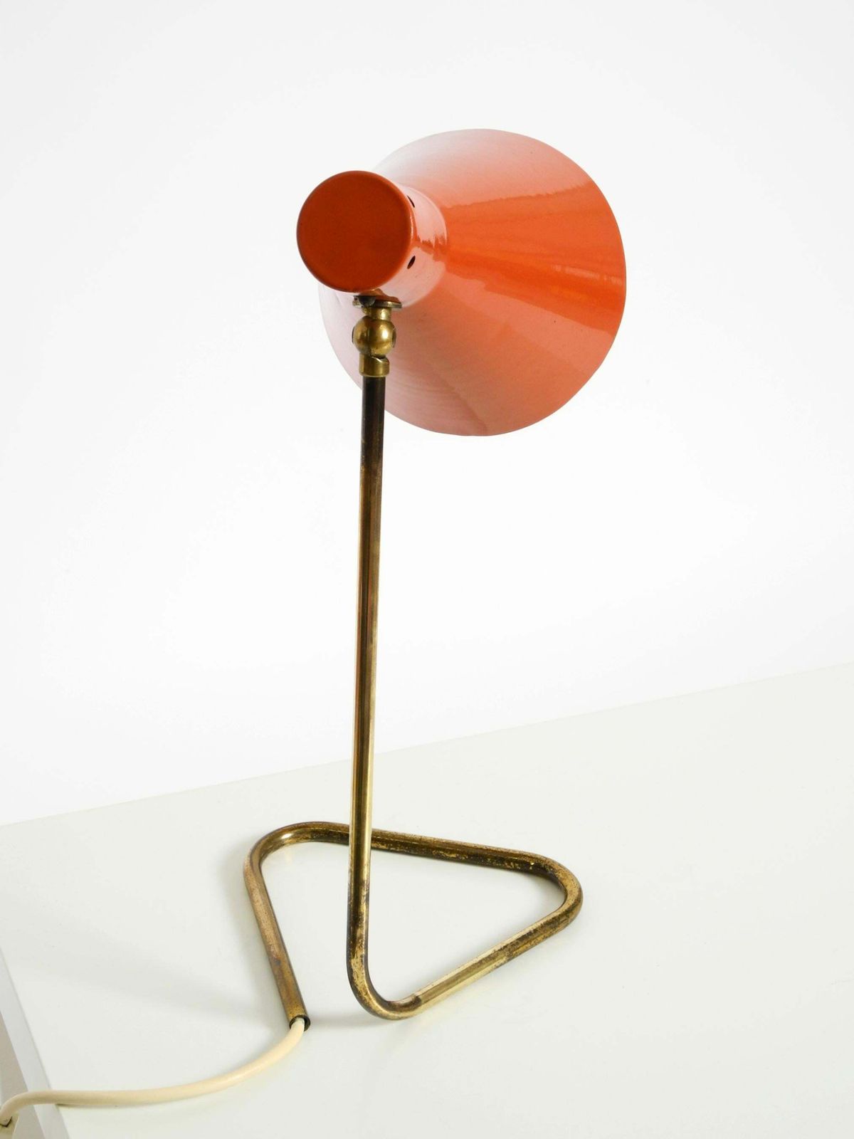 Grote mid-century modern messing tafellamp met baksteenrode kap photo buy