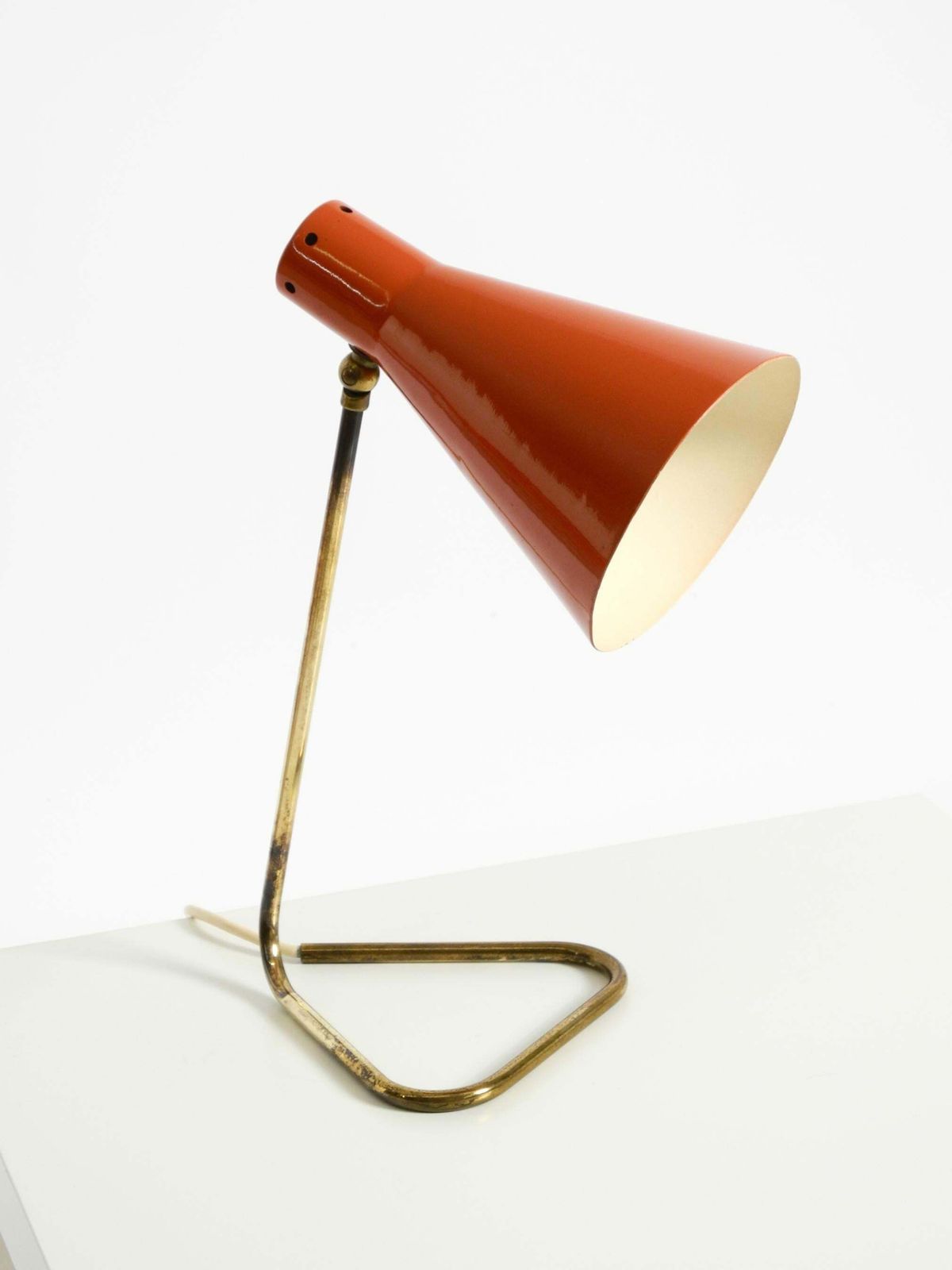 photo for sale Grote mid-century modern messing tafellamp met baksteenrode kap