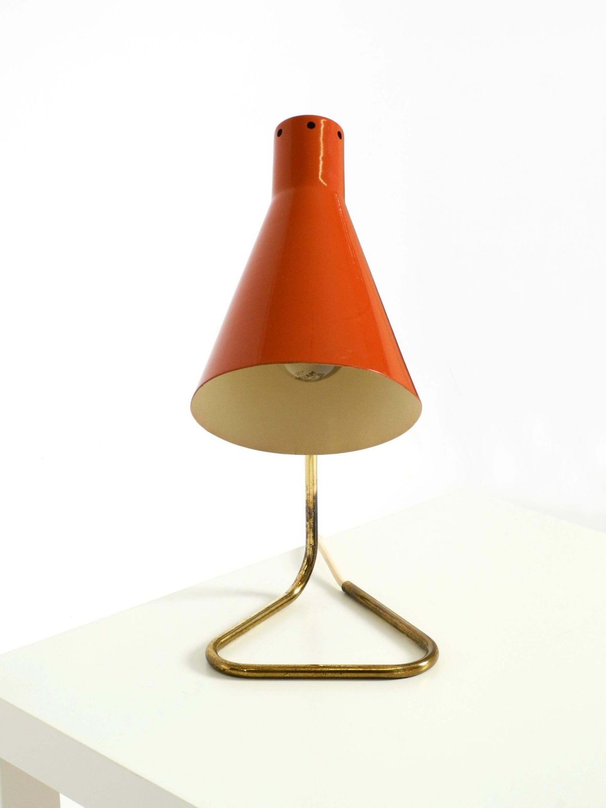 771.0 Grote mid-century modern messing tafellamp met baksteenrode kap photo