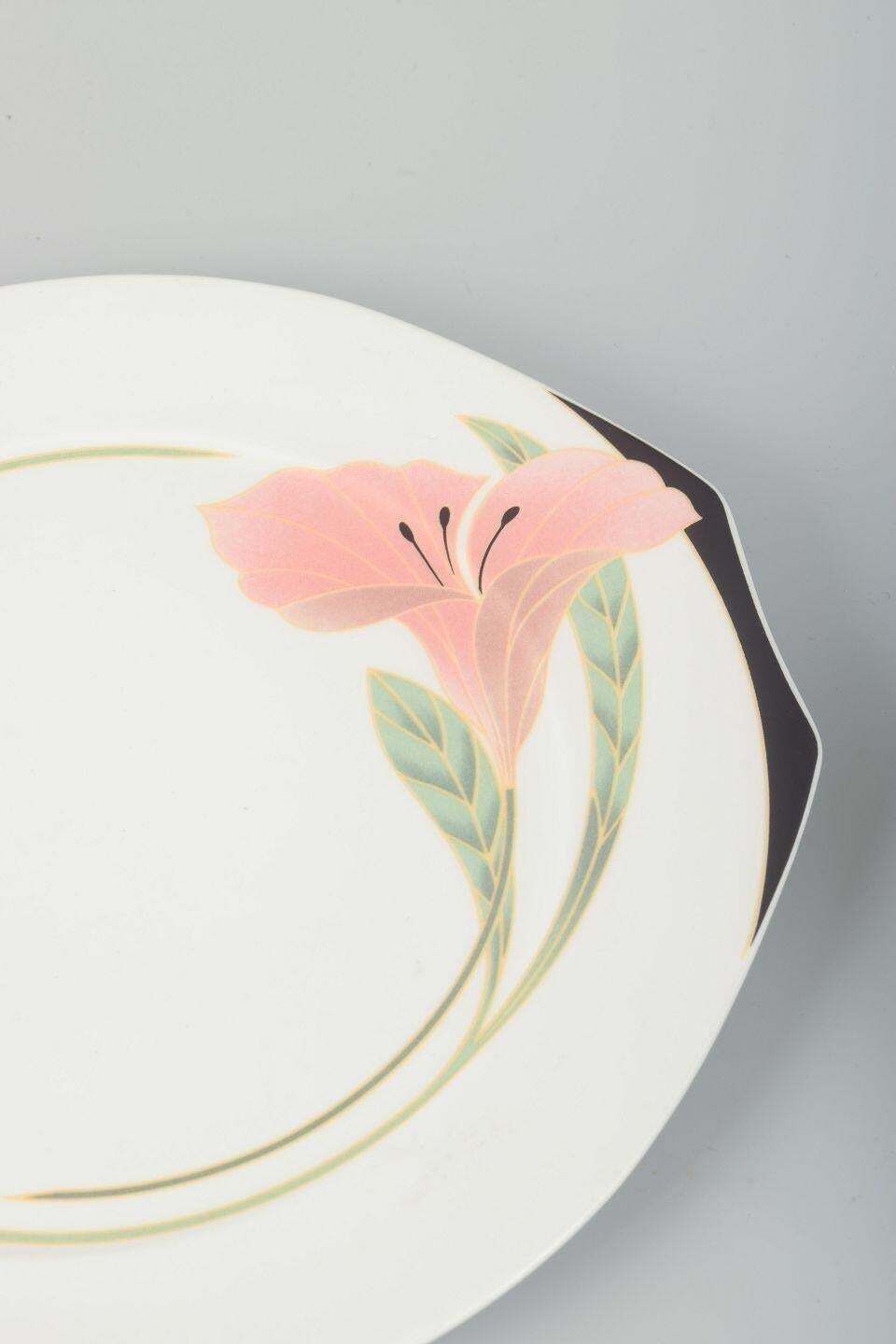 Villeroy & Boch. Deux assiettes en porcelaine « Iris » à décor floral. Années 1980 photo for sale