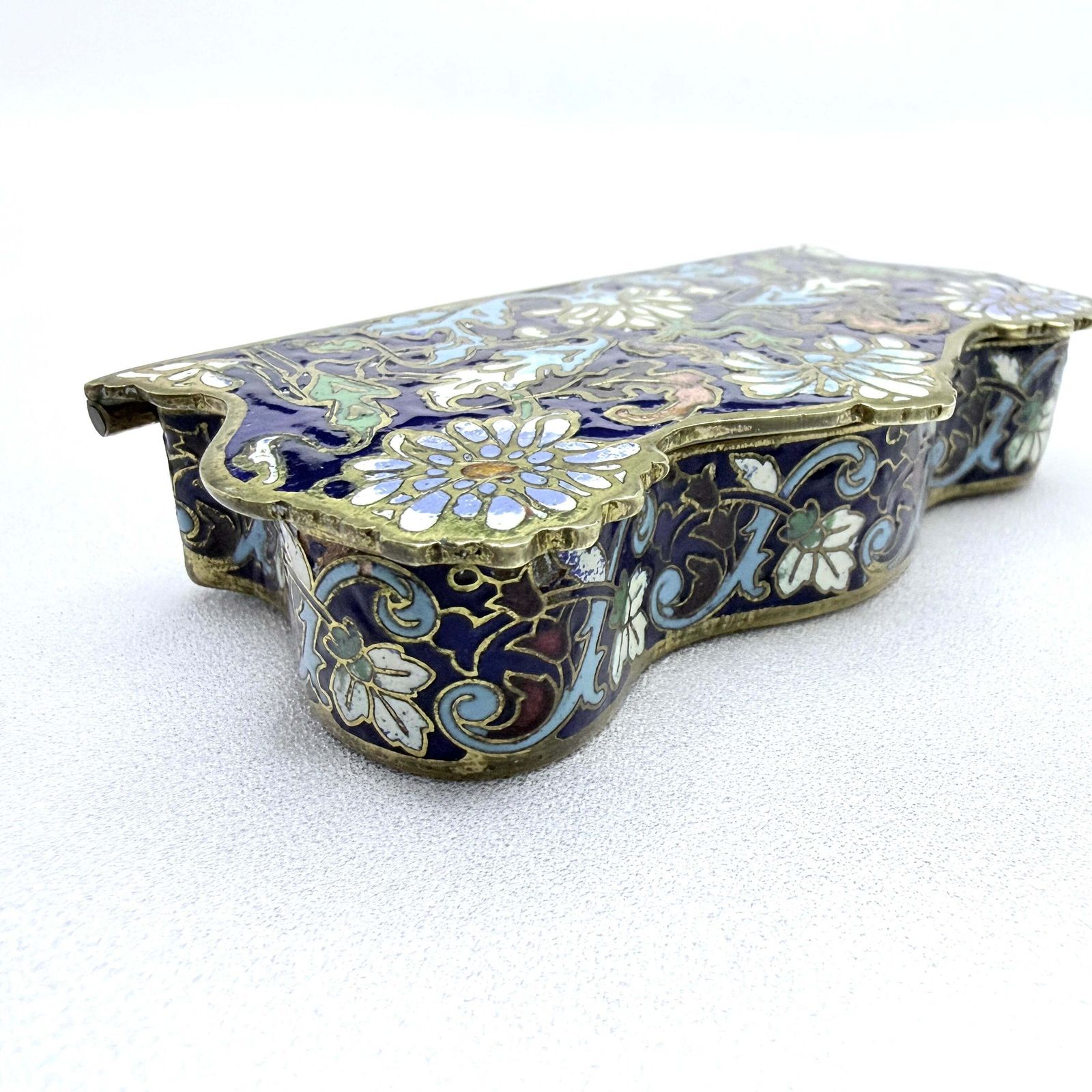 Frankrijk, ca. 1890s. Antiek art nouveau champlevé email sieradendoosje. photo for sale