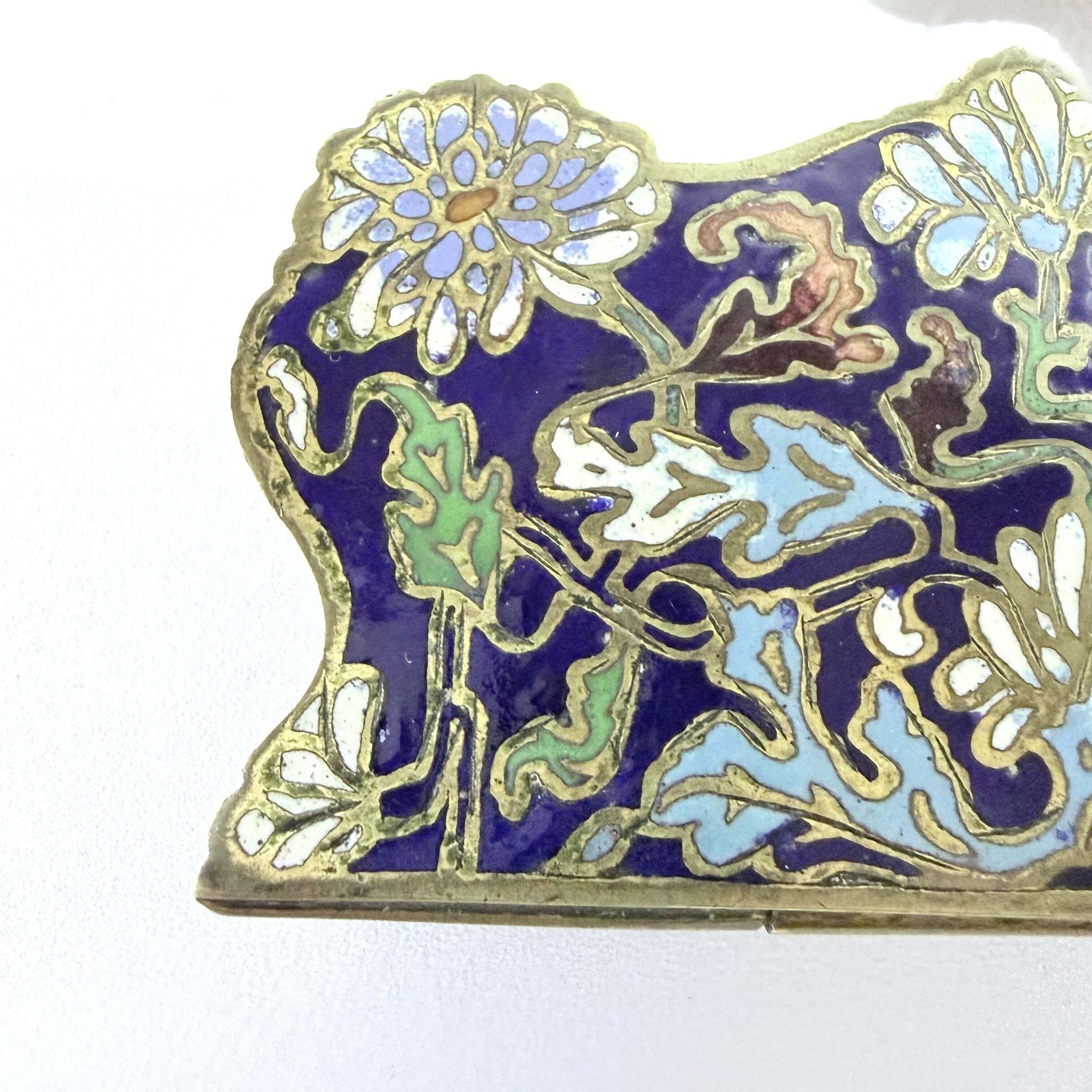 photo furniture Frankrijk, ca. 1890s. Antiek art nouveau champlevé email sieradendoosje.
