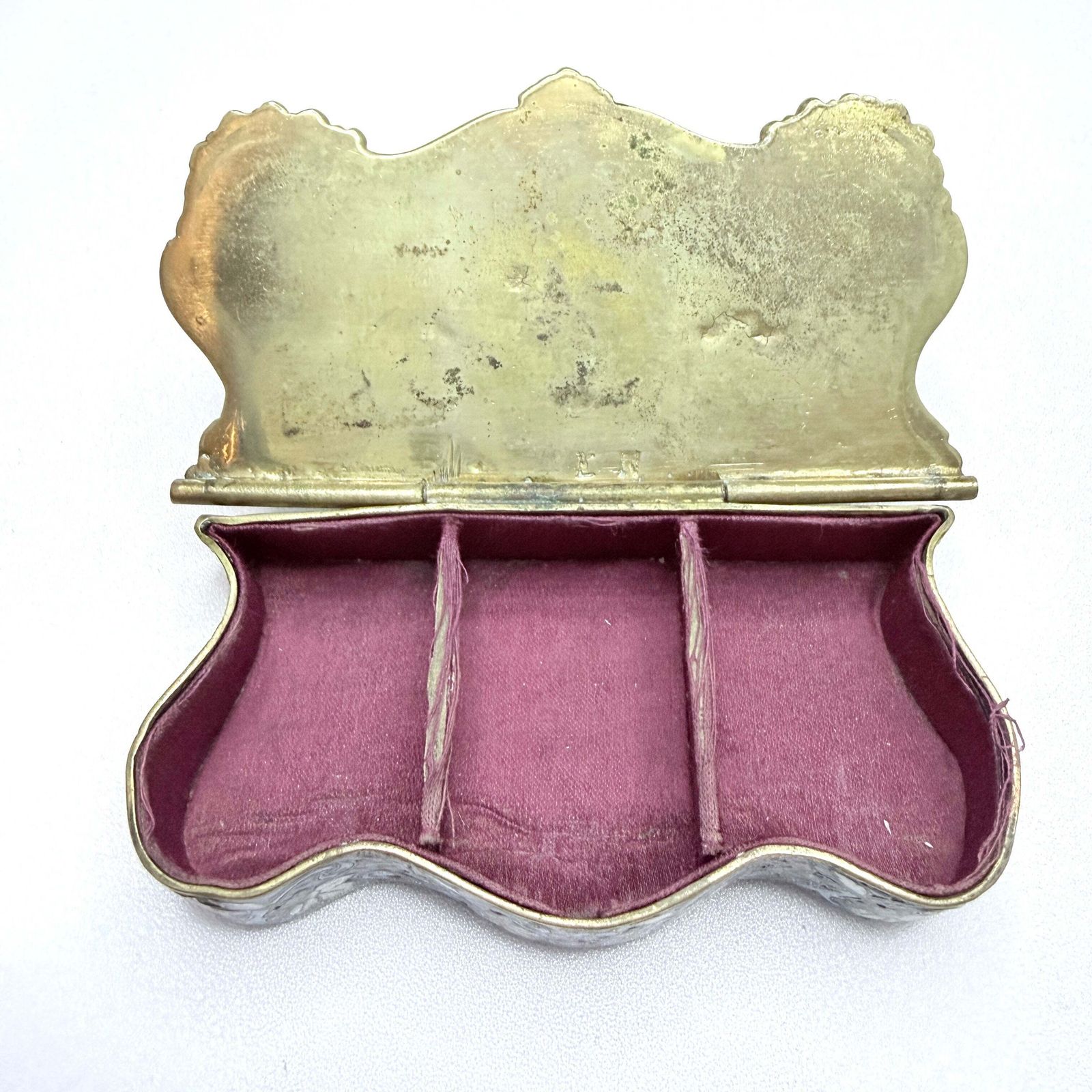 photo for sale Frankrijk, ca. 1890s. Antiek art nouveau champlevé email sieradendoosje.
