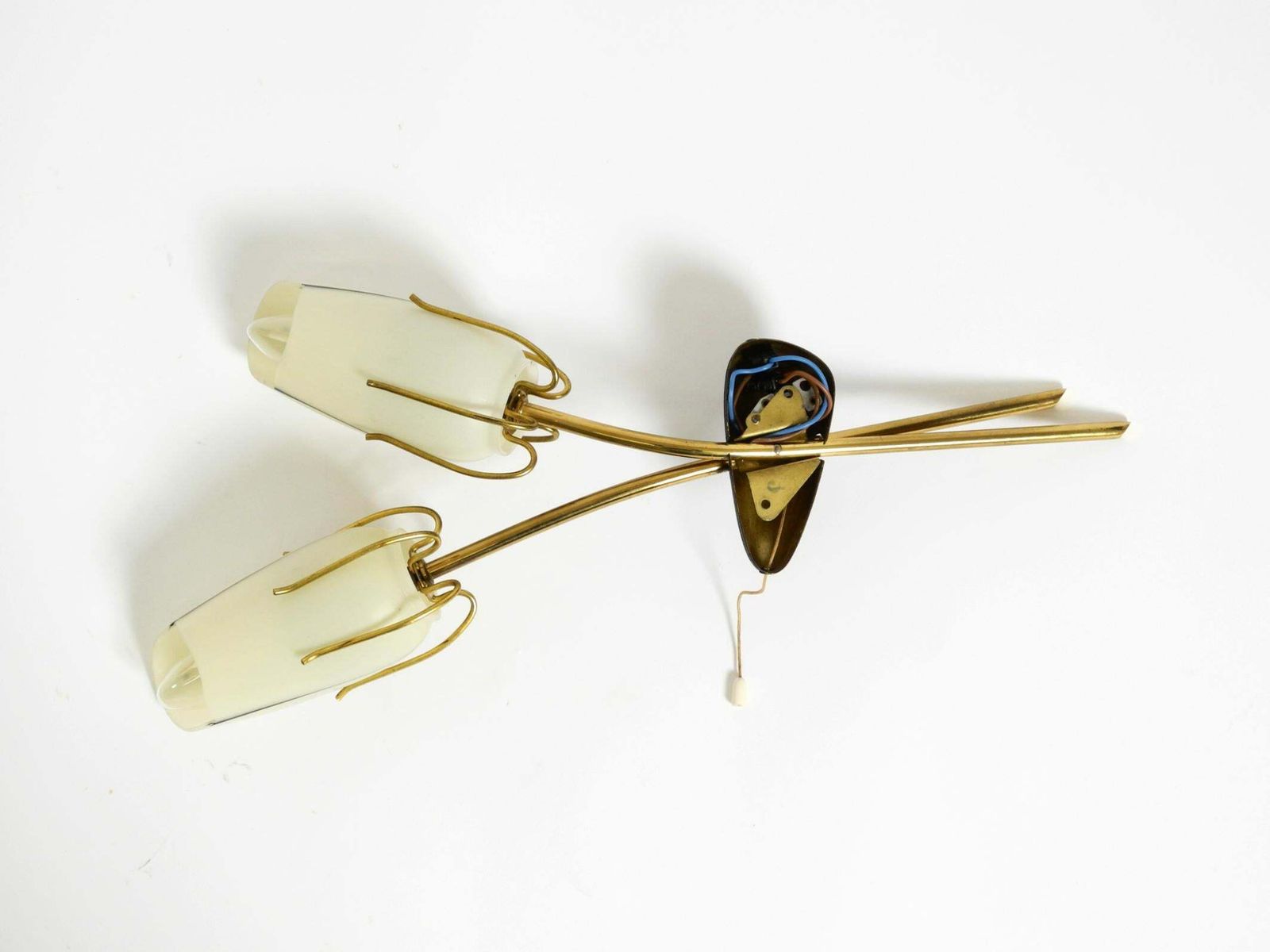 photo vinterior Zeldzame Mid-Century messing wandlamp met beschilderde glazen kappen