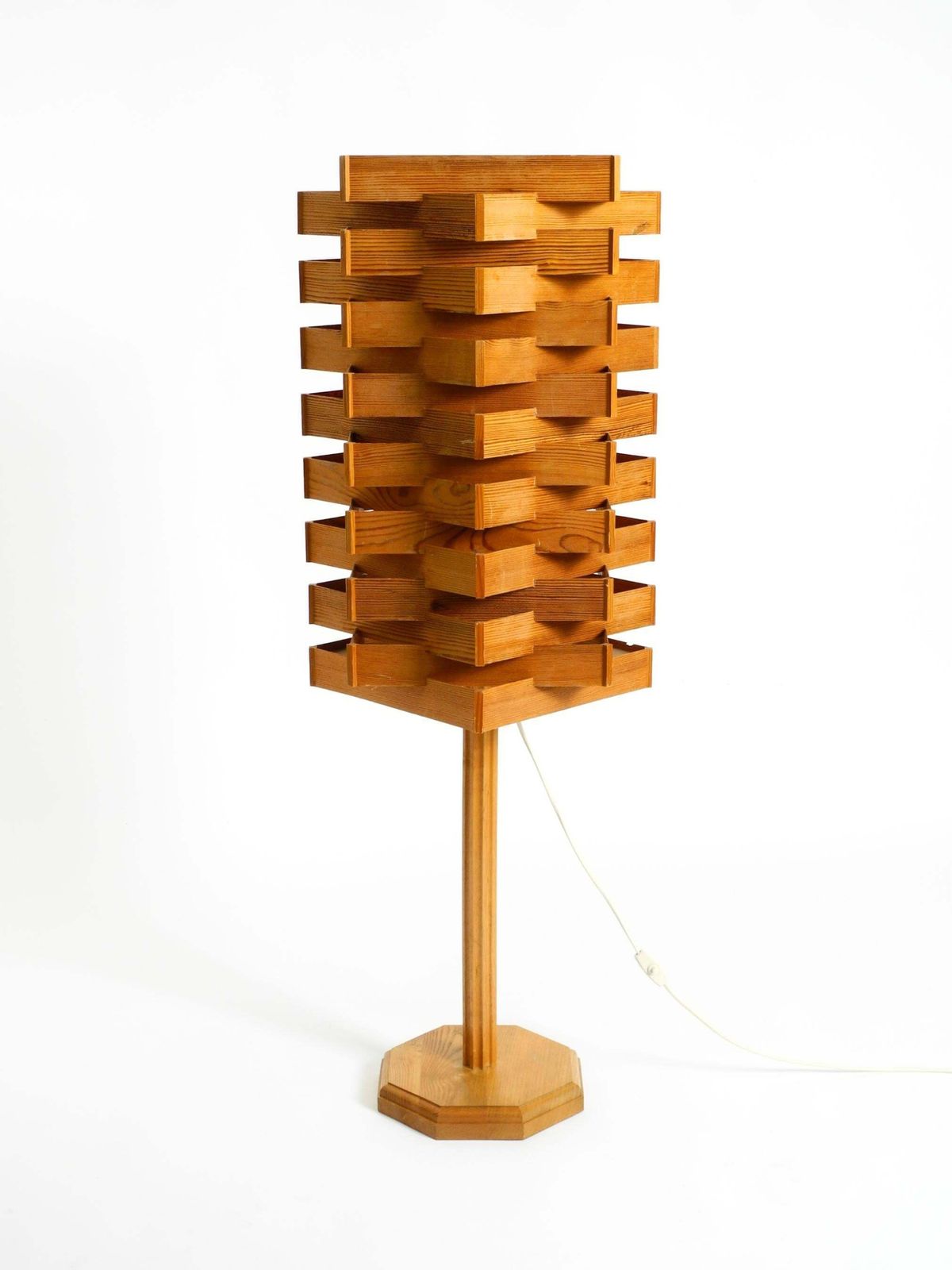 Grote, zeldzame vloer- of tafellamp van grenenhoutfineer uit de jaren 1960 — Scandinavische productie photo furniture