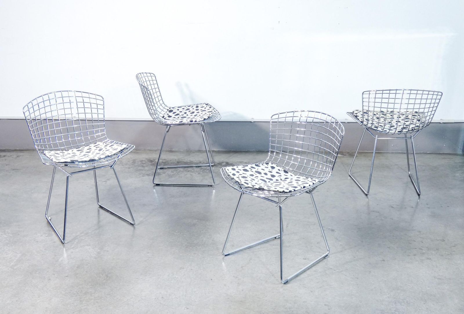Set Of Four Side Chairs Mod. 420, Design Harry Bertoia For Knoll photo furniture