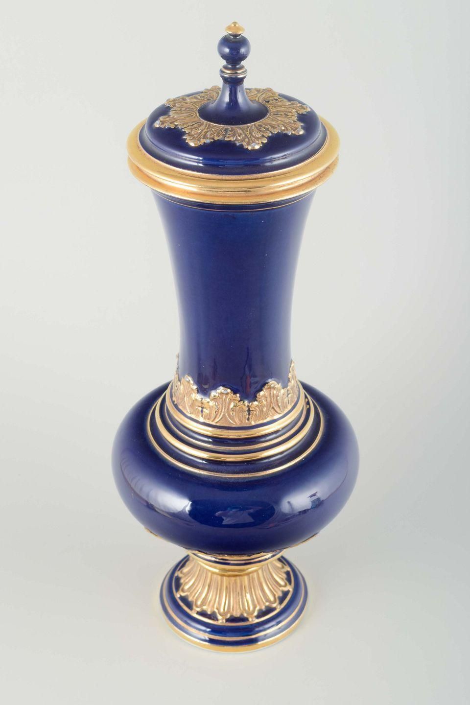Meissen. Vase couvert en glaçure bleu cobalt profond à ornementation dorée. photo furniture