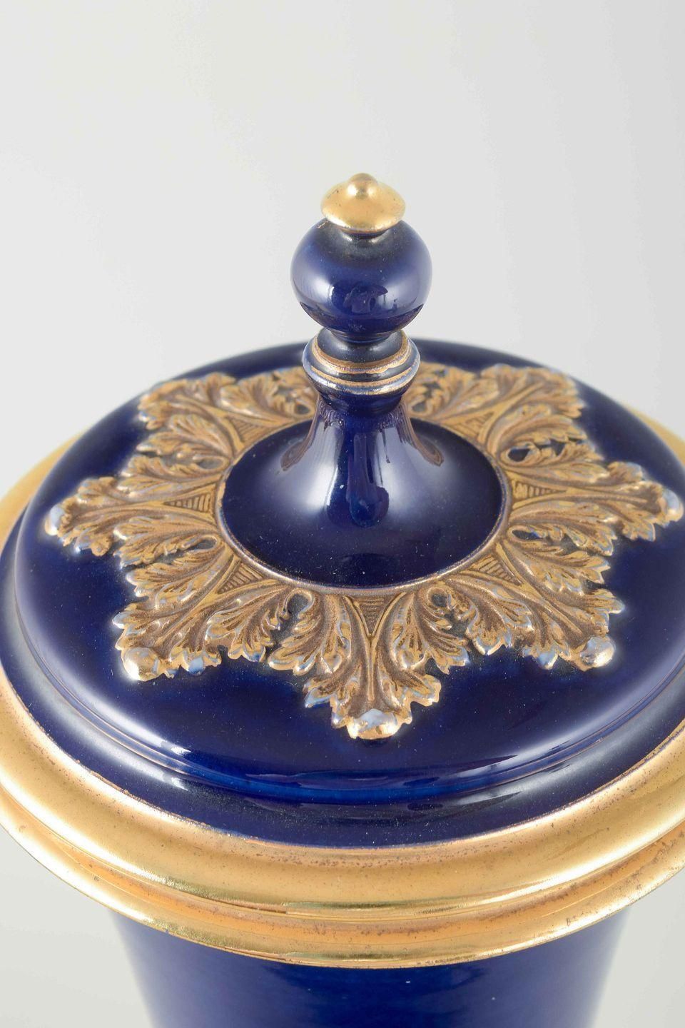 Meissen. Vase couvert en glaçure bleu cobalt profond à ornementation dorée. photo Décoration
