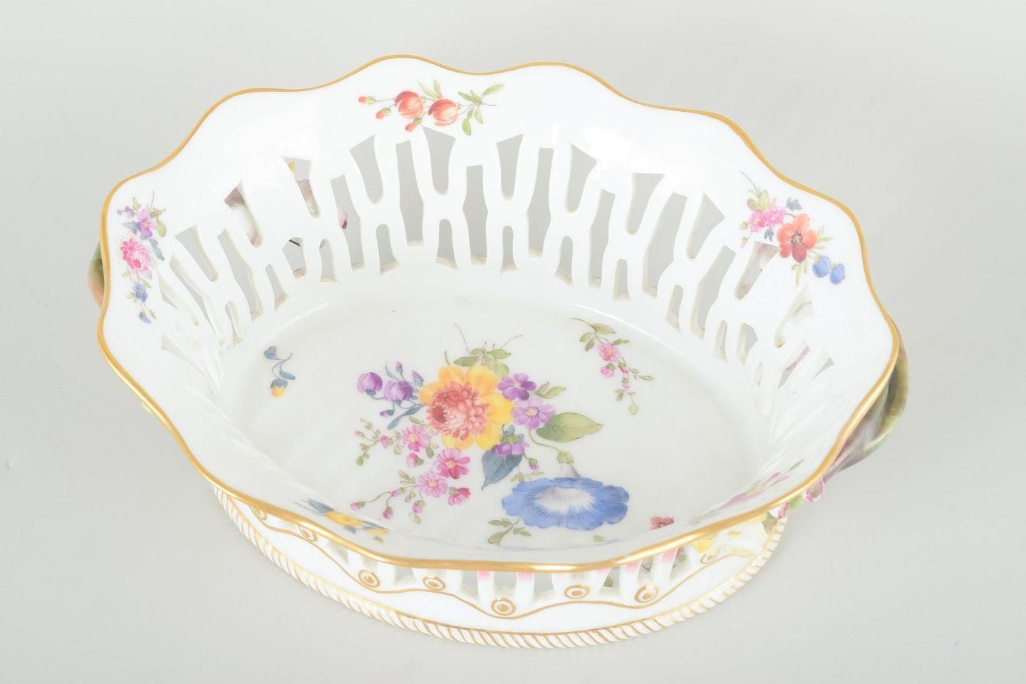 Royal Copenhagen Saxon Flower. Groot Geperforeerd Ovaal Schaal In Porselein. Ca. 1900 photo furniture