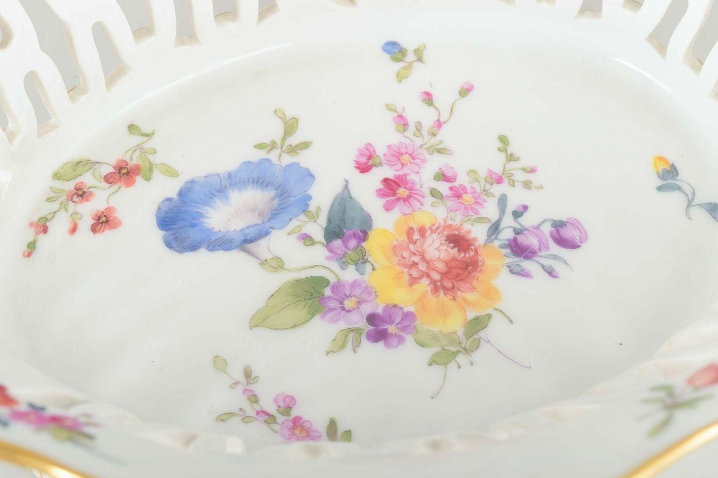 Royal Copenhagen Saxon Flower. Groot Geperforeerd Ovaal Schaal In Porselein. Ca. 1900 photo for sale