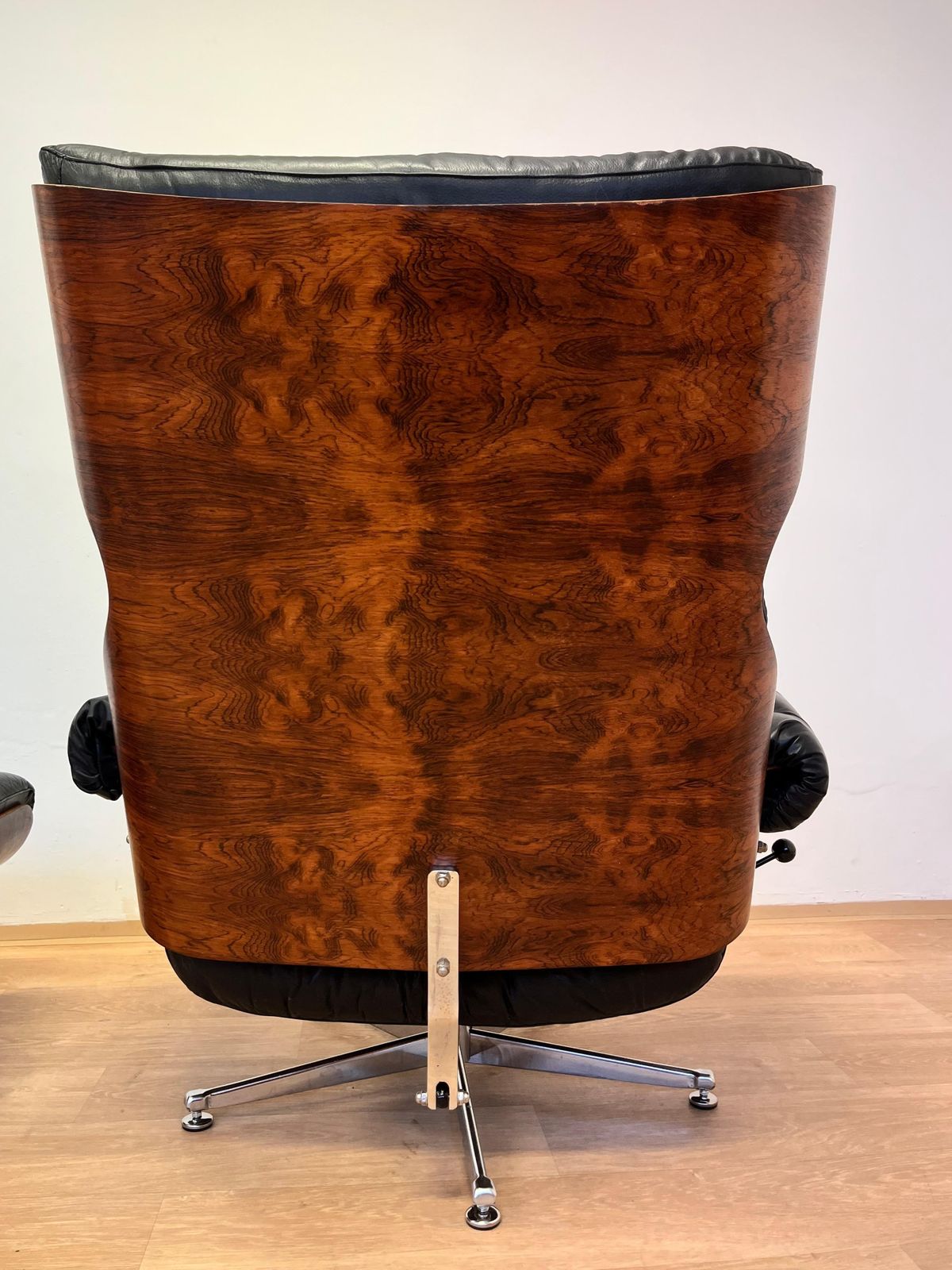 Fauteuil lounge XL en contreplaqué cintré et ottoman en palissandre, années 1960 photo for sale