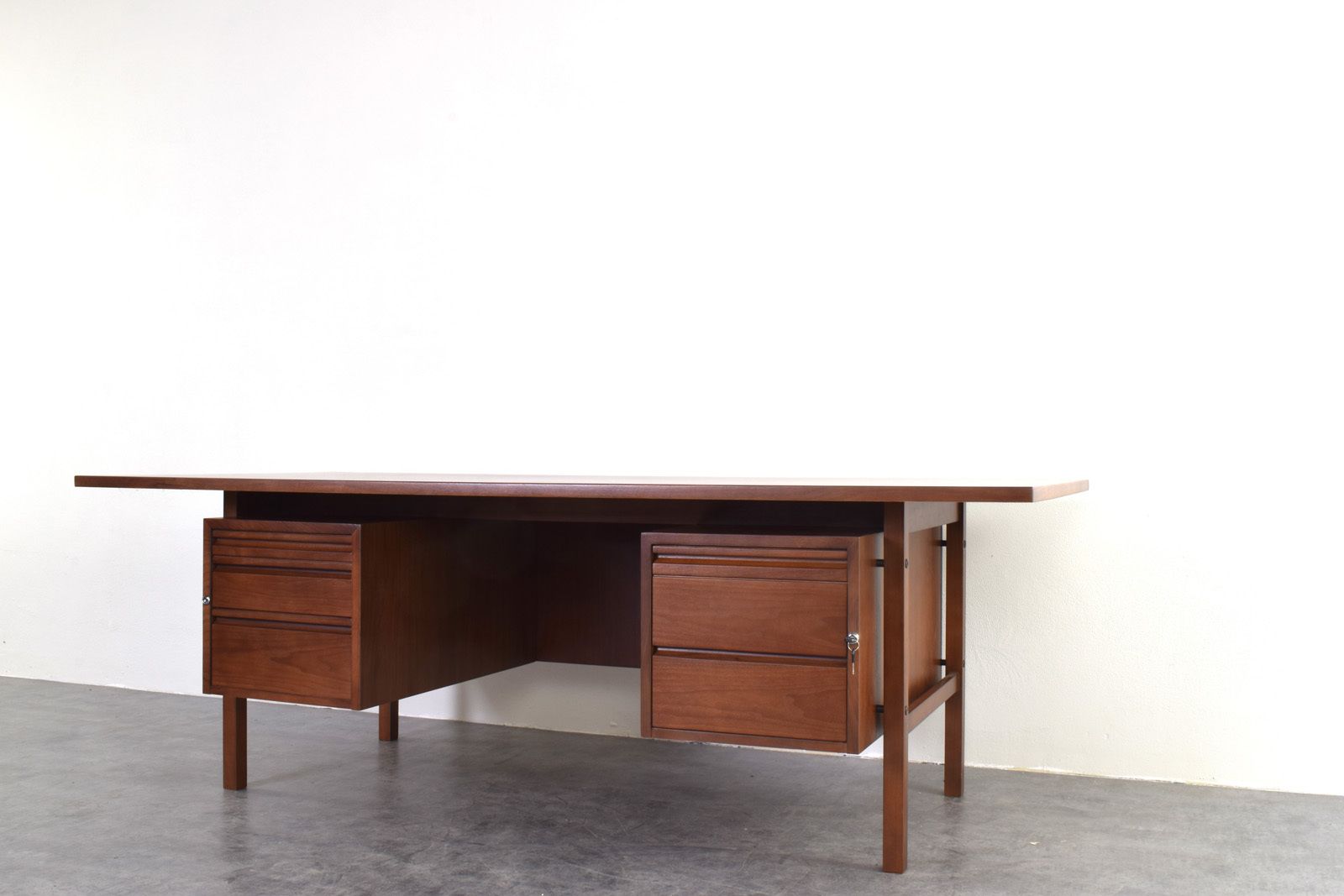 Mid Century Large American Walnut Executive Desk photo vinterior