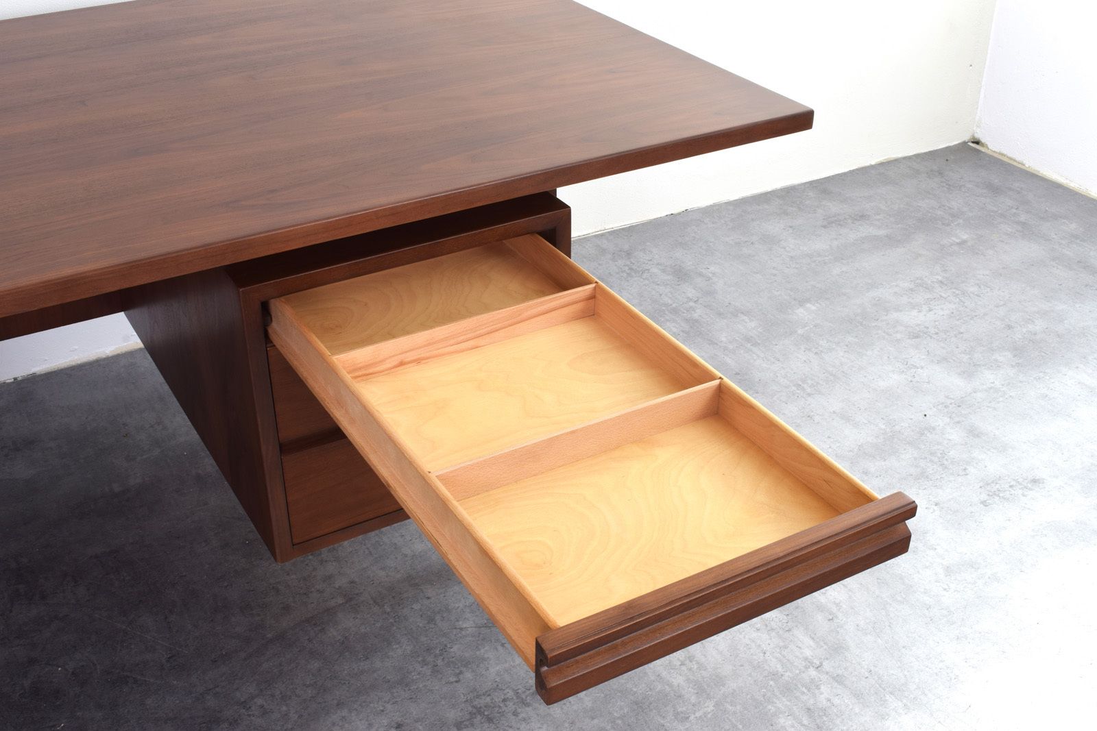 photo vintage Mid Century Large American Walnut Executive Desk