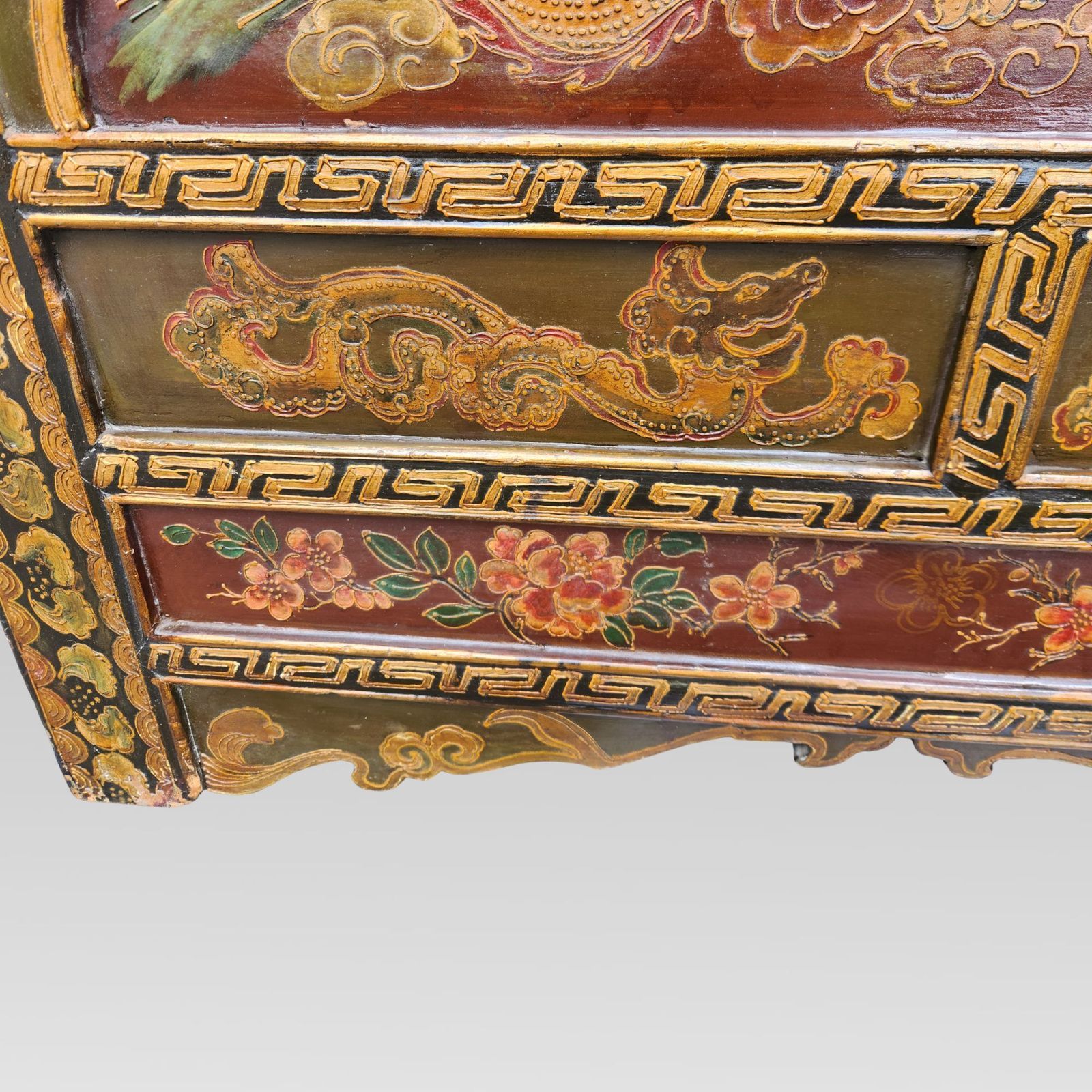 photo vinterior Exceptional Large Qing Dynasty Oriental Chinese Dragon Storage Chest