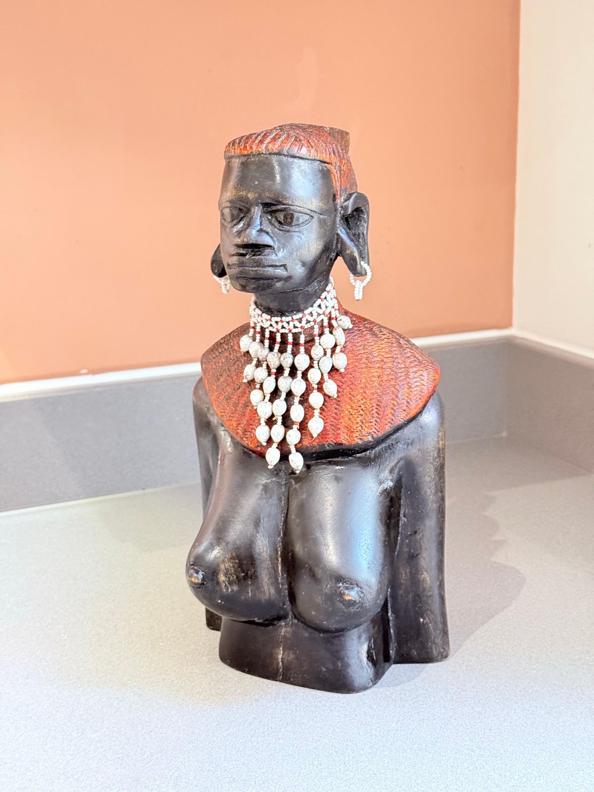 Grand buste féminin tribal africain, figure ethnographique sculptée à la main photo furniture