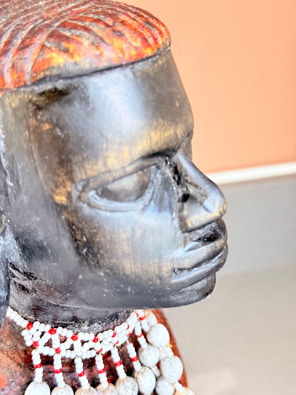 Grand buste féminin tribal africain, figure ethnographique sculptée à la main photo vintage