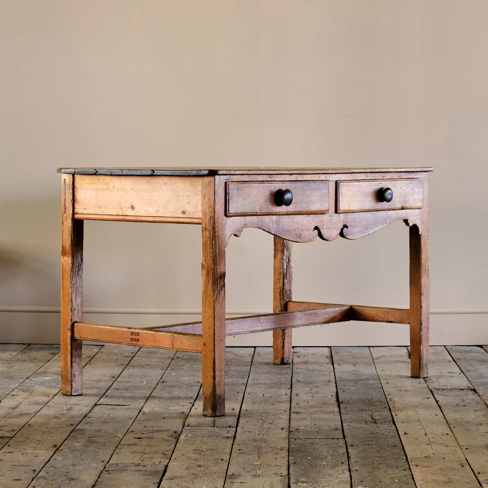 photo vinterior 19th Century Pine Dairy Table