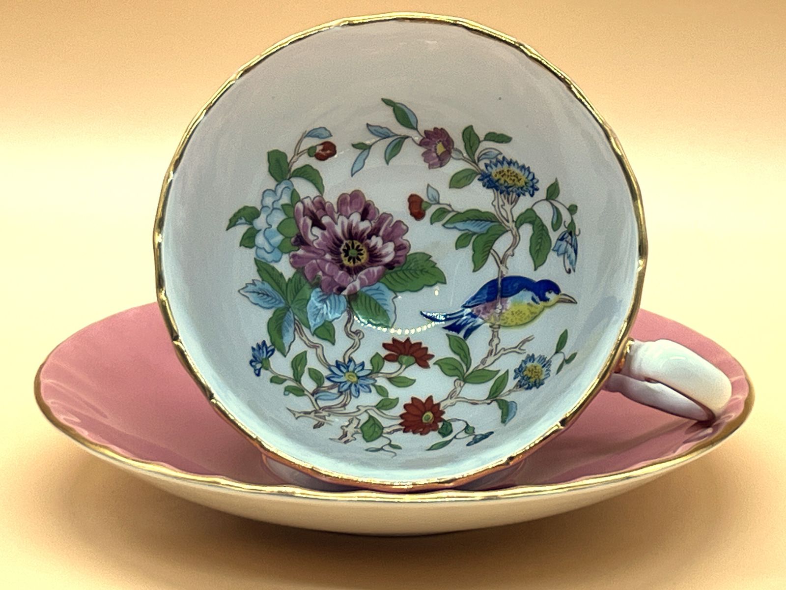 Aynsley China Oban vorm Pembroke dessin roze vitrine theekop en schotel duo.