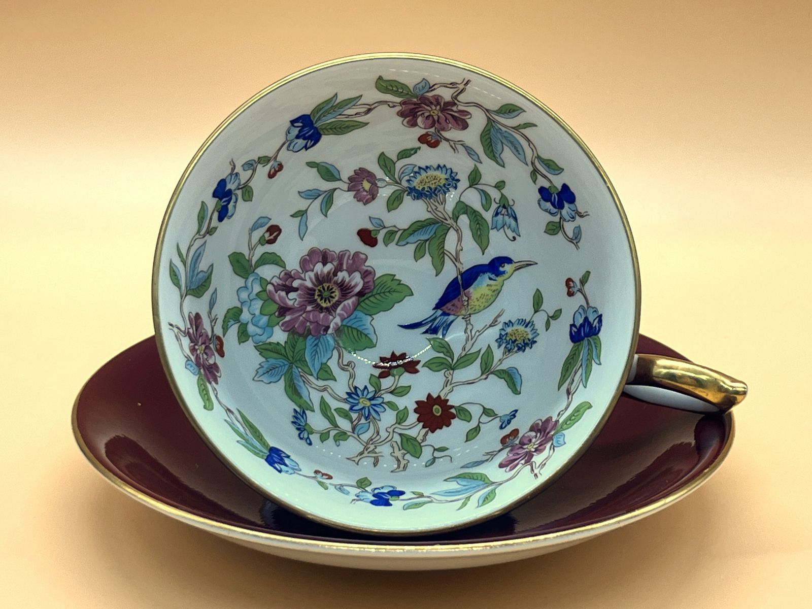 Aynsley China Athens-vorm bordeauxrood Pembroke-design theekop en schotel.