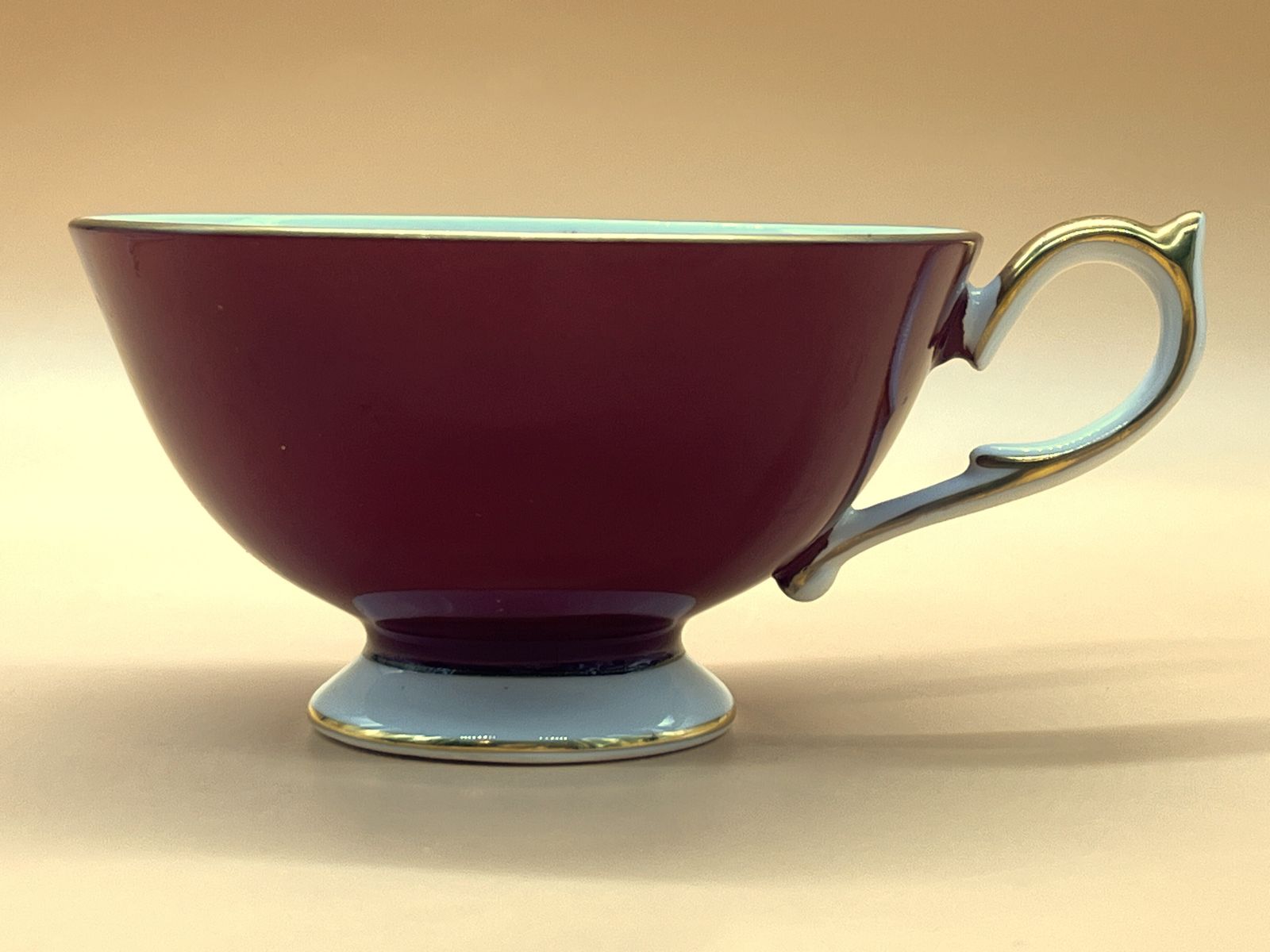 Aynsley China Athens-vorm bordeauxrood Pembroke-design theekop en schotel. photo Woonaccessoires