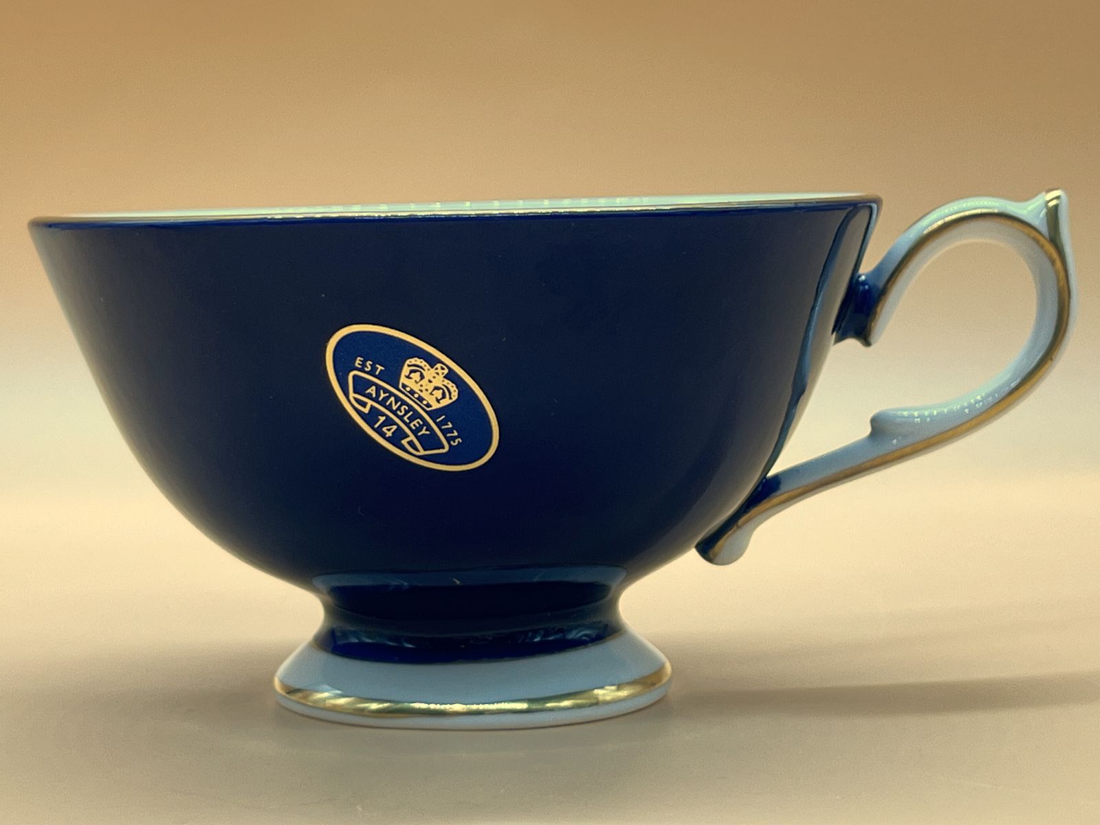 Tasse à thé et soucoupe Aynsley China, forme Athens « The Cup of Knowledge », décor Fortune Telling bleu foncé. Neuf et non utilisé. photo 125.0