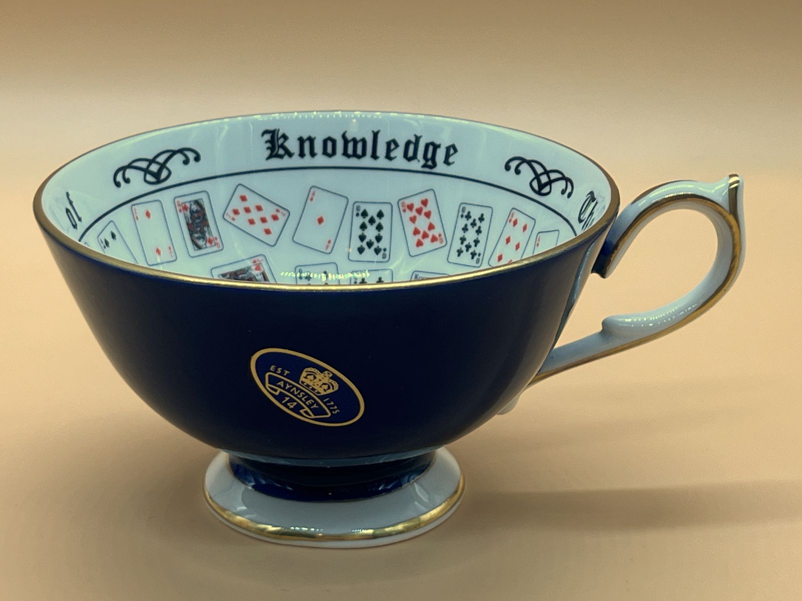 Tasse à thé et soucoupe Aynsley China, forme Athens « The Cup of Knowledge », décor Fortune Telling bleu foncé. Neuf et non utilisé. photo vinterior