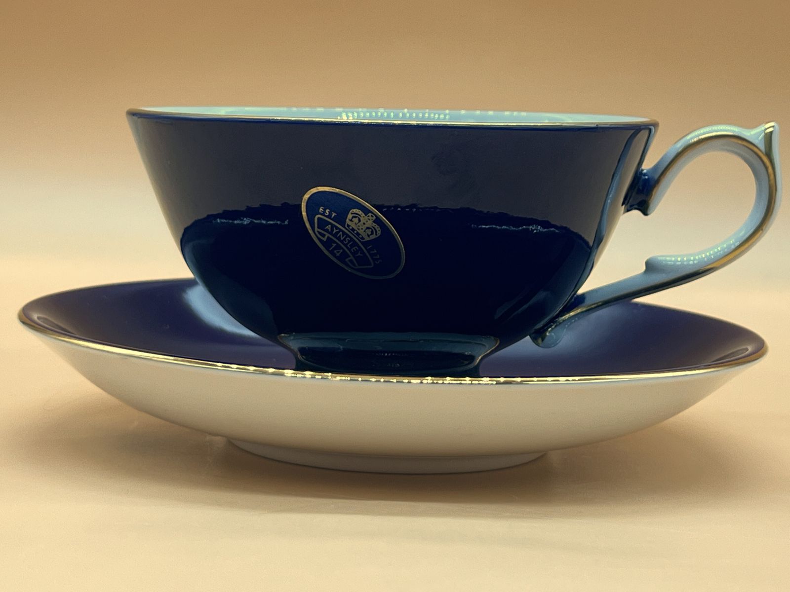 photo furniture Tasse à thé et soucoupe Aynsley China, forme Athens « The Cup of Knowledge », décor Fortune Telling bleu foncé. Neuf et non utilisé.