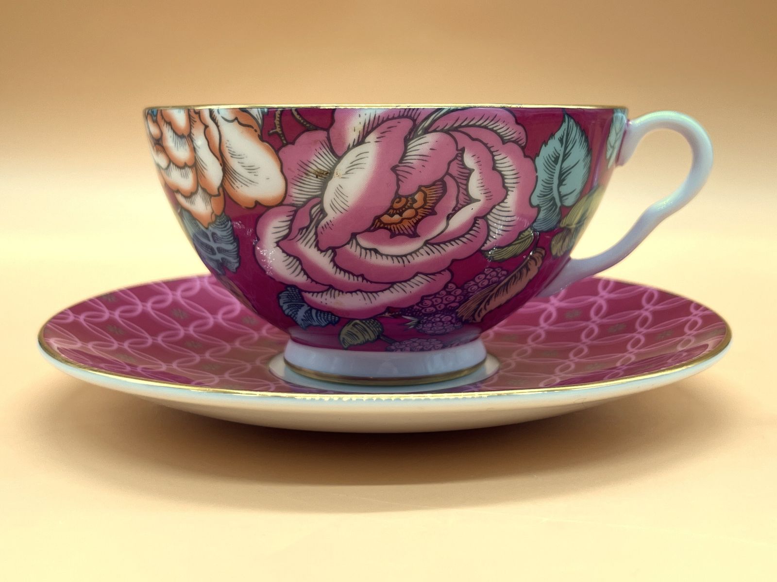 Wedgwood China Tea Garden Raspberry Design theekop op voet met schotel. photo vintage