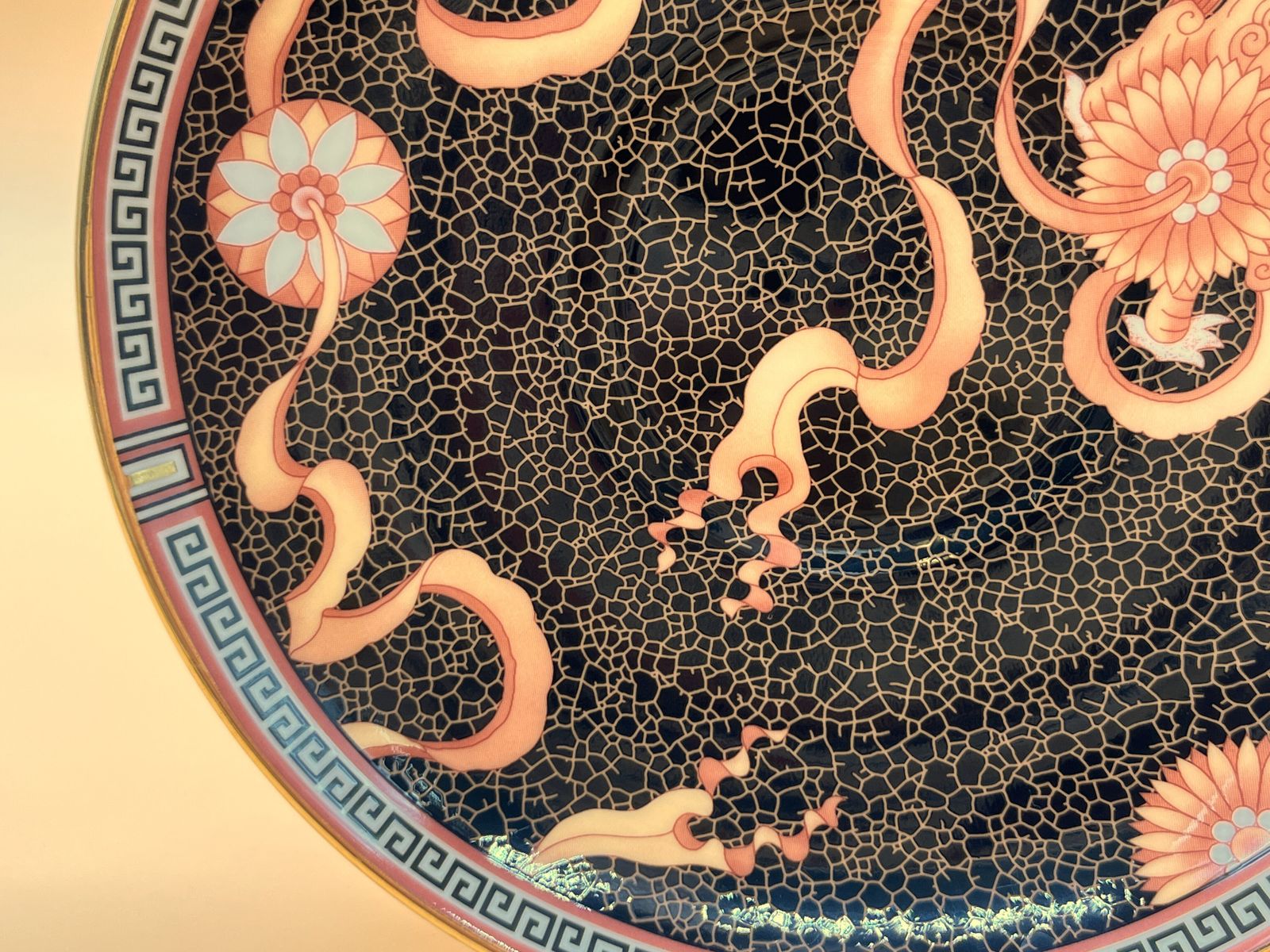 Set van 2 Wedgwood China Dynasty design Leigh shape theekopjes met schotels. photo vinterior