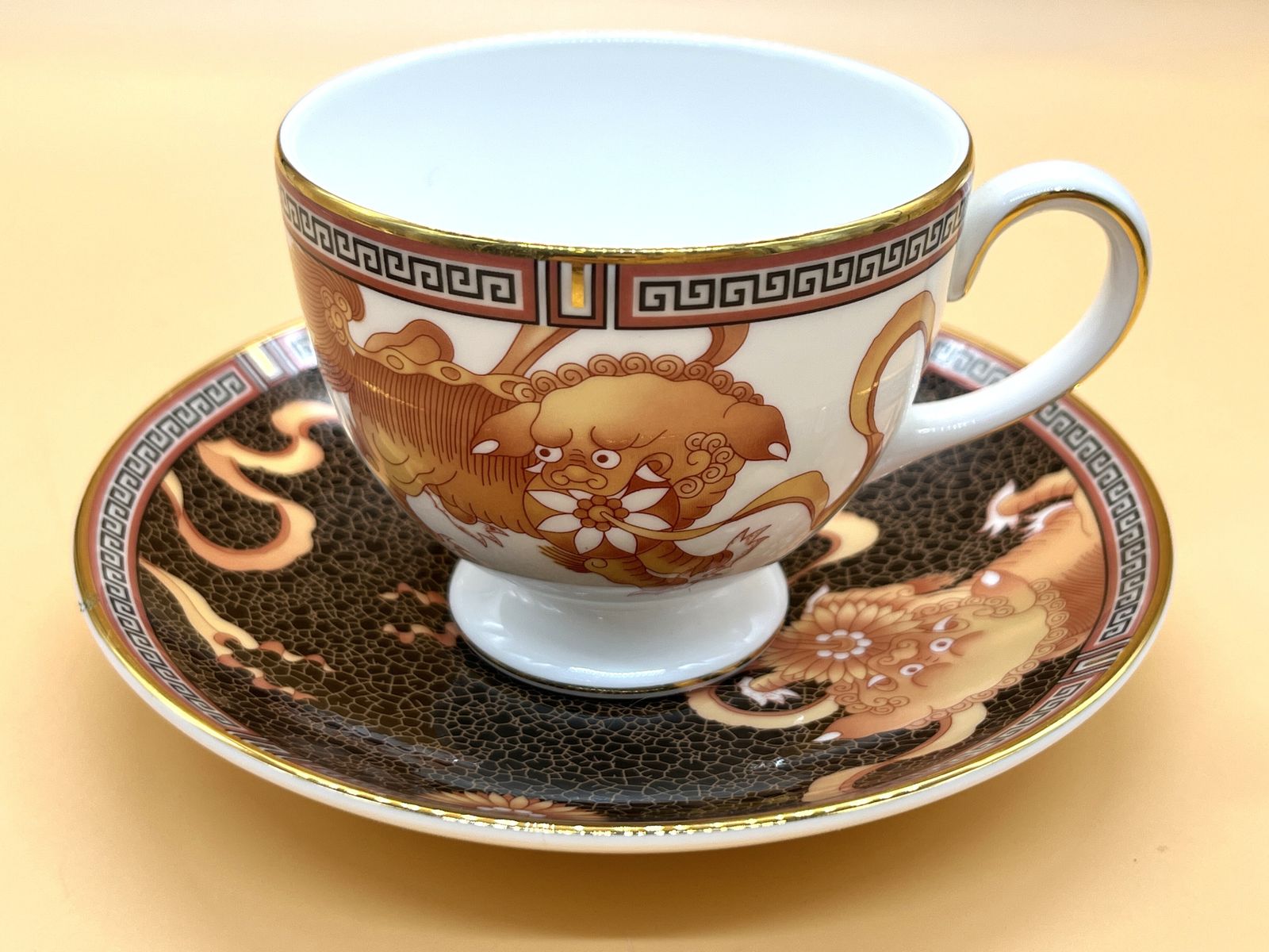 225.0 Set van 2 Wedgwood China Dynasty design Leigh shape theekopjes met schotels. photo
