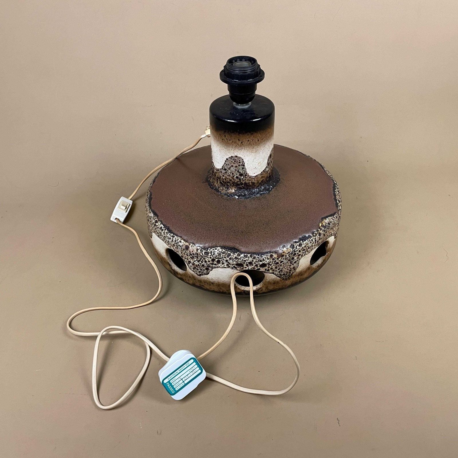 photo vintage Large Ceramic Patterned Brown Studio Pottery Lamp Bedside Table Light Vase Retro Cottage Natural Antique Pattern Handmade Dripped Glaze