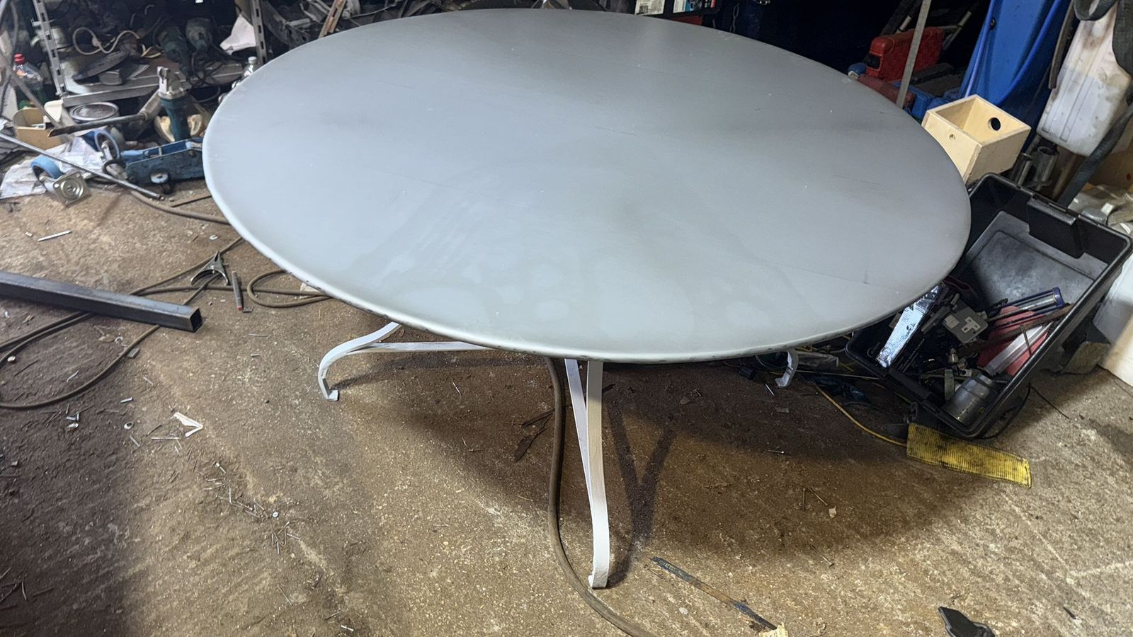 photo furniture French Vintage Large Round Zinc Top Garden Table 135cm Seat 6 8