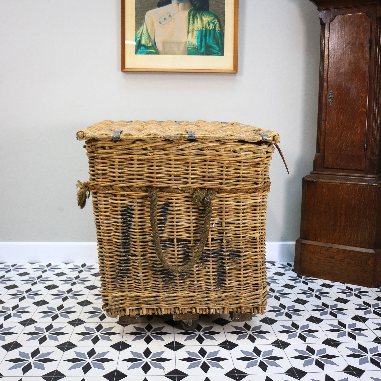 photo vintage Arthur Craven Mill Basket In Wicker With Rope Handles And Lid