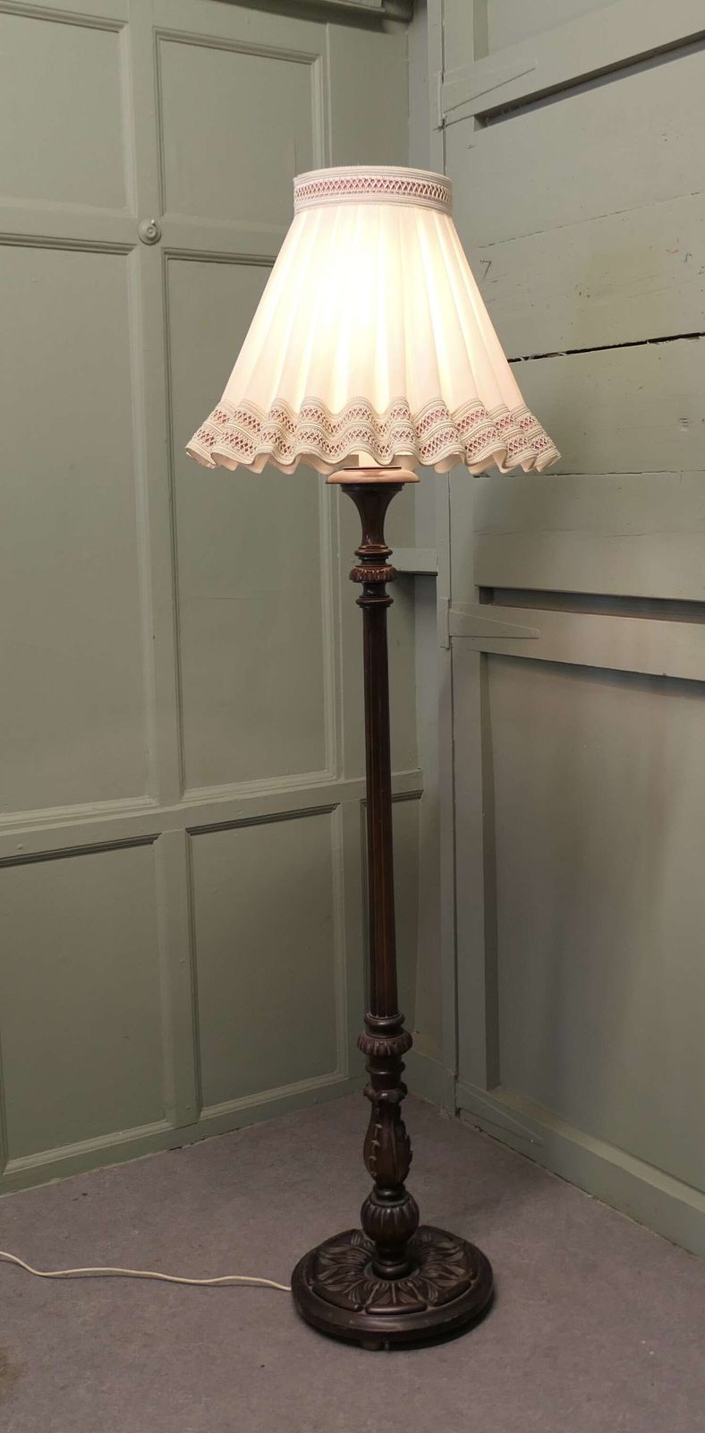 Carved Edwardian Floor Lamp, Standard Lamp A Very Attractive Piece Carved And Turned In