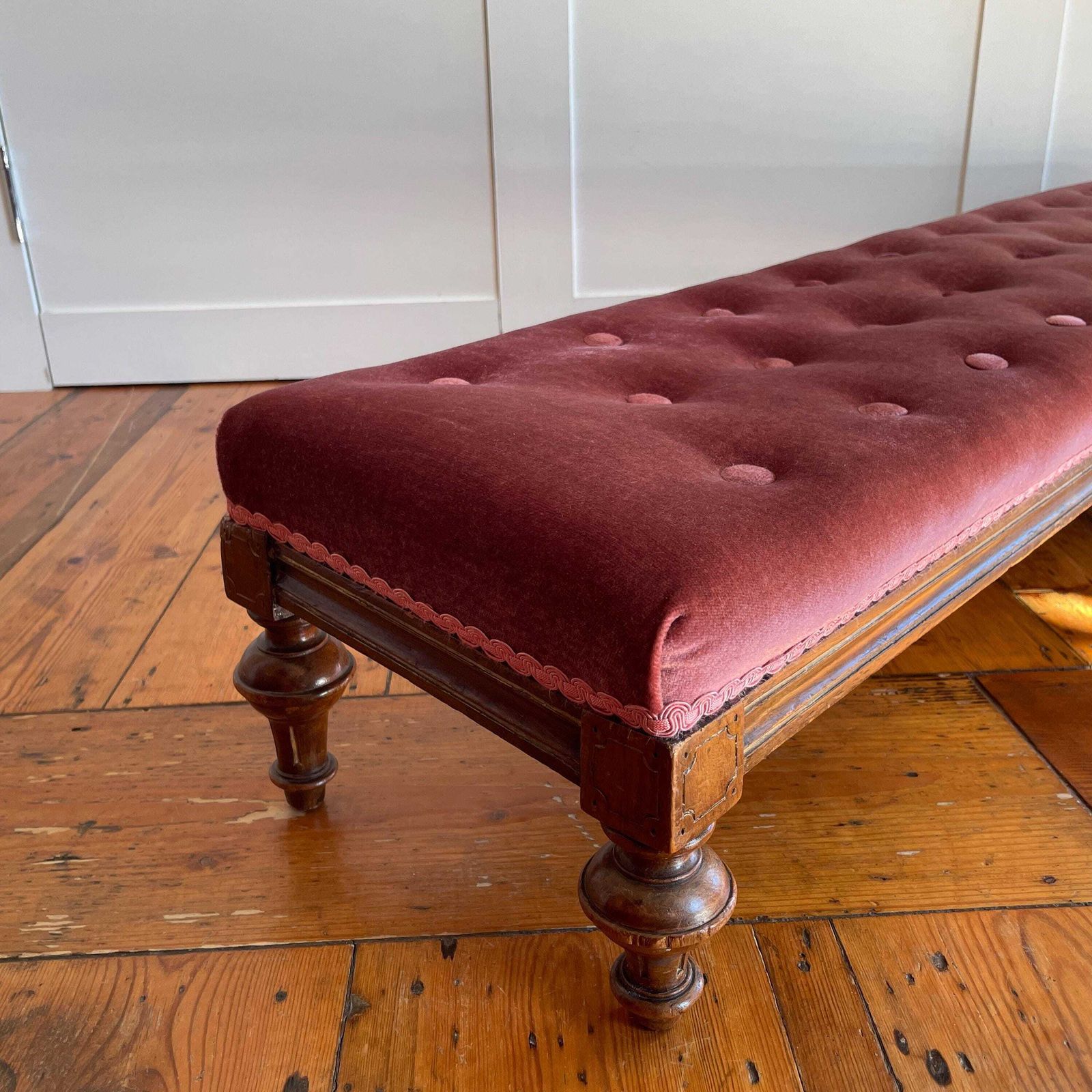 photo furniture Vintage Velvet Footstool Ottoman Bench Pink Tufted Wooden Long Upholstered Stool Seat Turned Legs