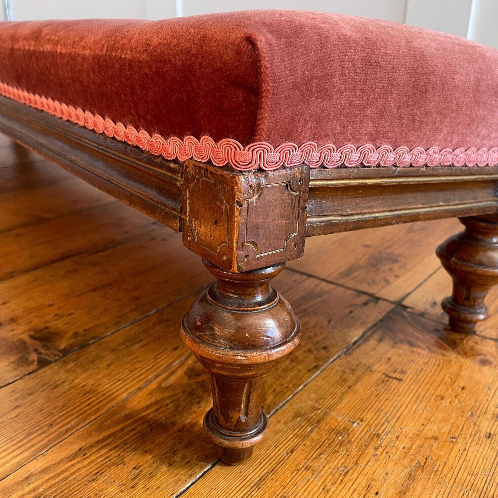 photo vinterior Vintage Velvet Footstool Ottoman Bench Pink Tufted Wooden Long Upholstered Stool Seat Turned Legs