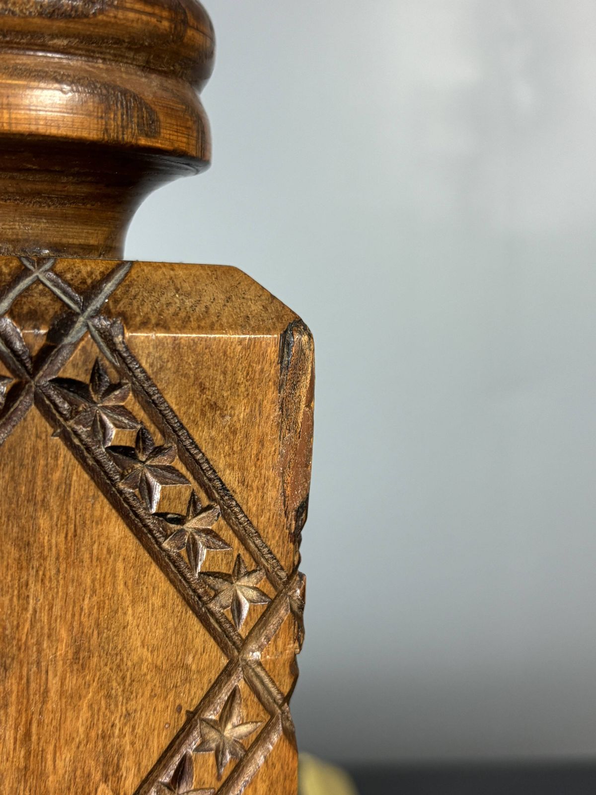 photo furniture Lampe de table mid-century Brutalist en bois tourné, dans le style de Charles Dudouyt