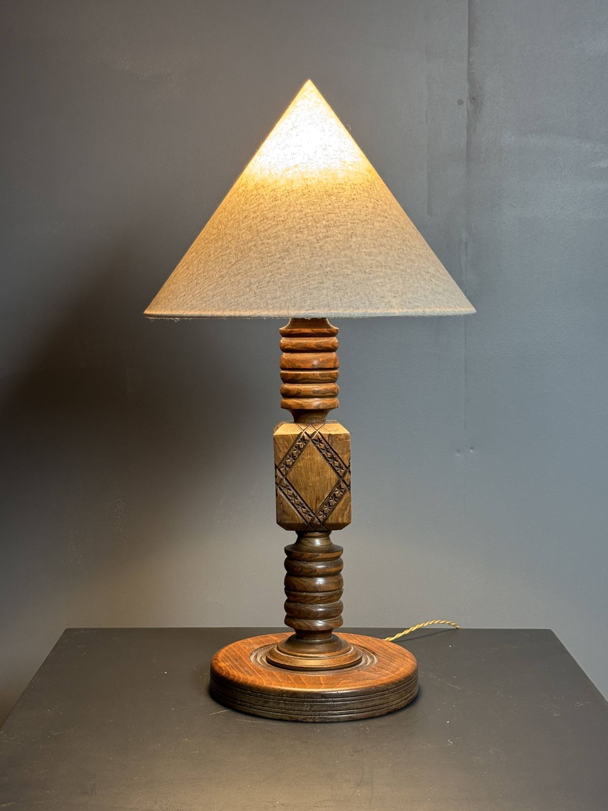 photo for sale Lampe de table mid-century Brutalist en bois tourné, dans le style de Charles Dudouyt