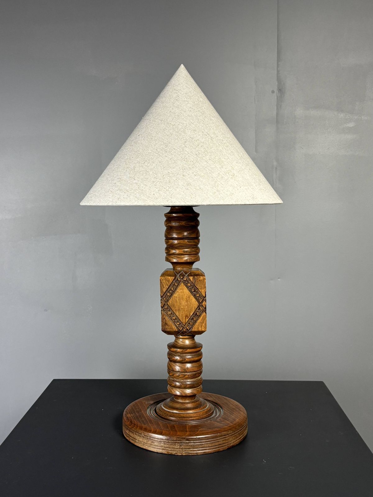 photo buy Lampe de table mid-century Brutalist en bois tourné, dans le style de Charles Dudouyt
