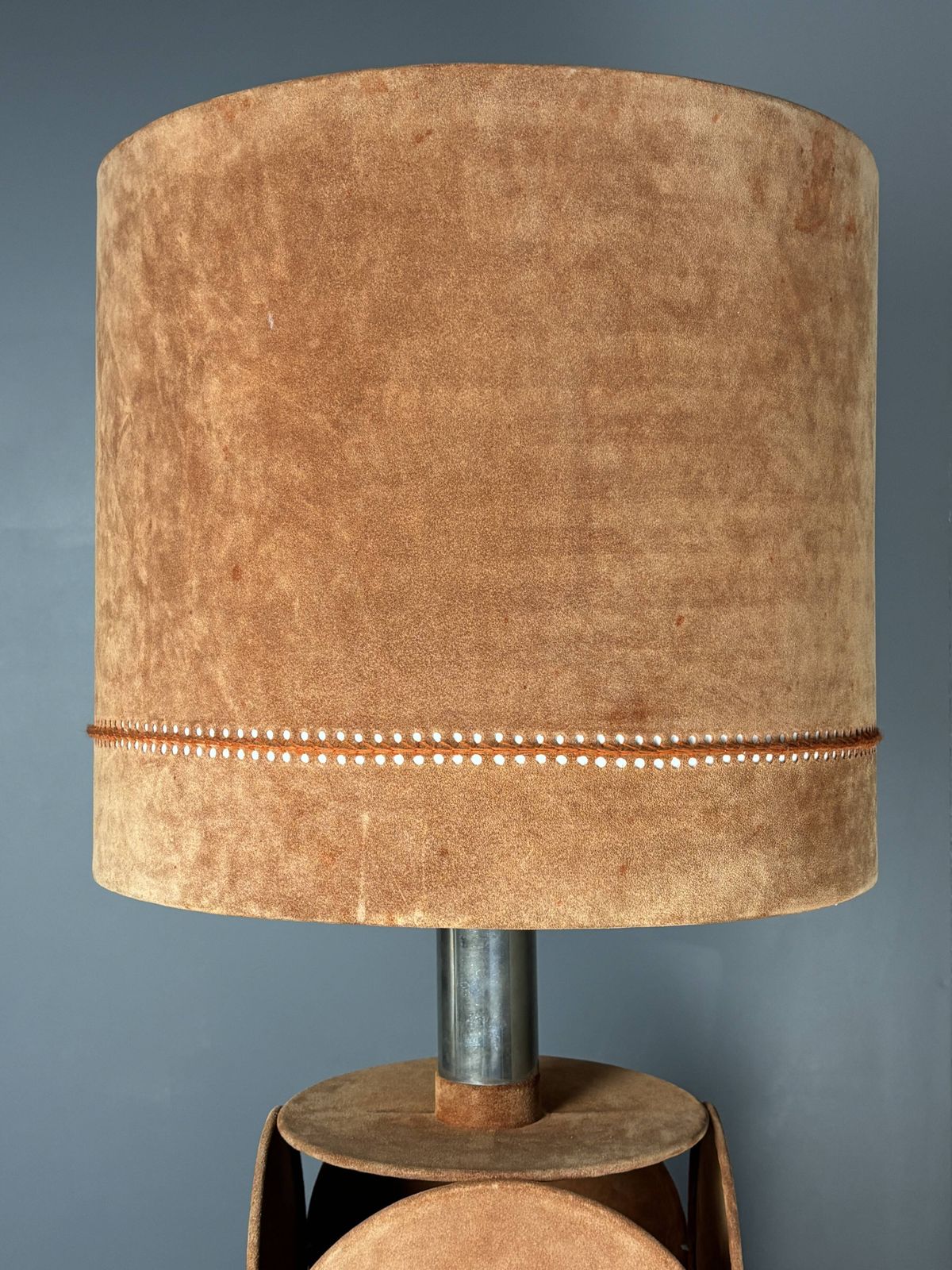 Grande lampe de table mid-century en daim terracotta (82 cm), années 1970 photo for sale