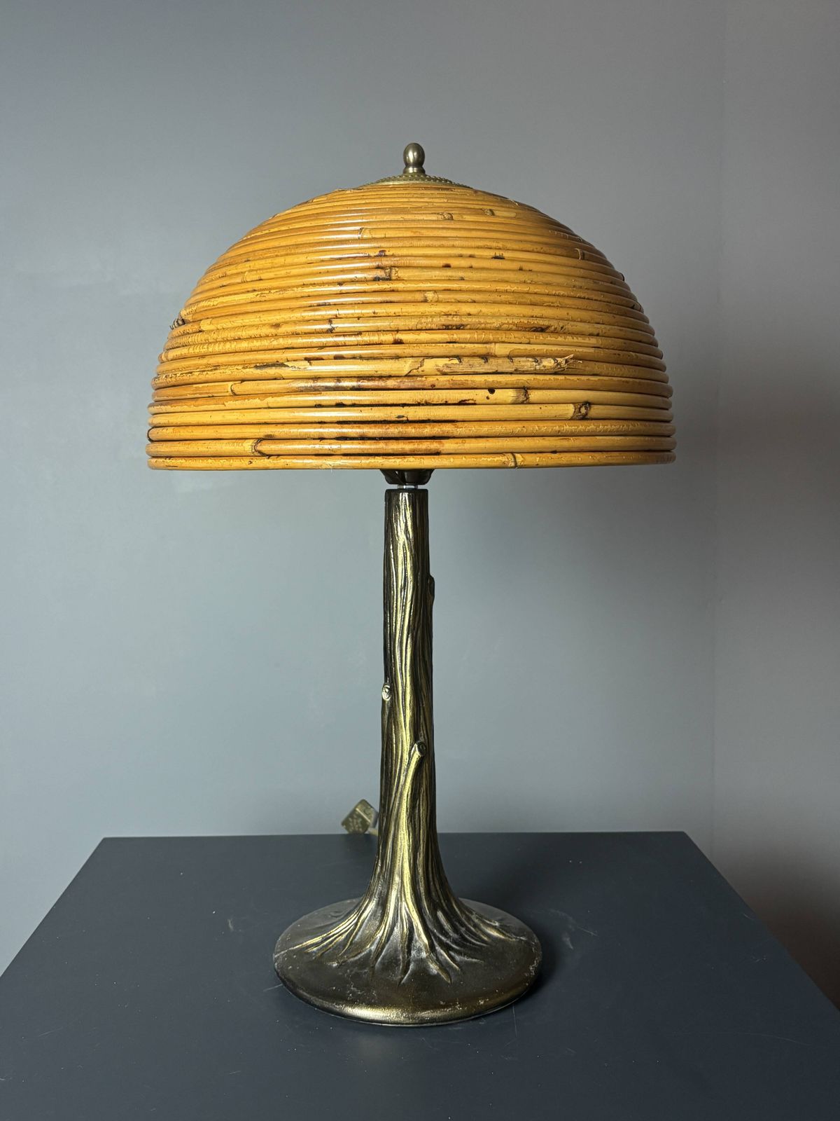 Lampe de table mid-century en rotin, bambou et laiton, années 1970 photo vintage