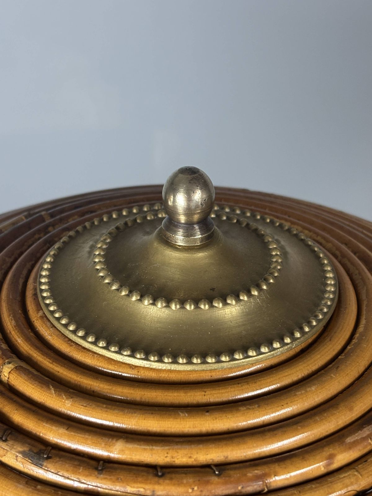 photo furniture Lampe de table mid-century en rotin, bambou et laiton, années 1970