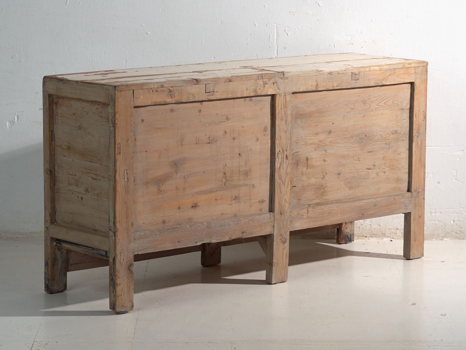 photo furniture Antique Painted Sideboard In Pine Wood – China, Circa 1930