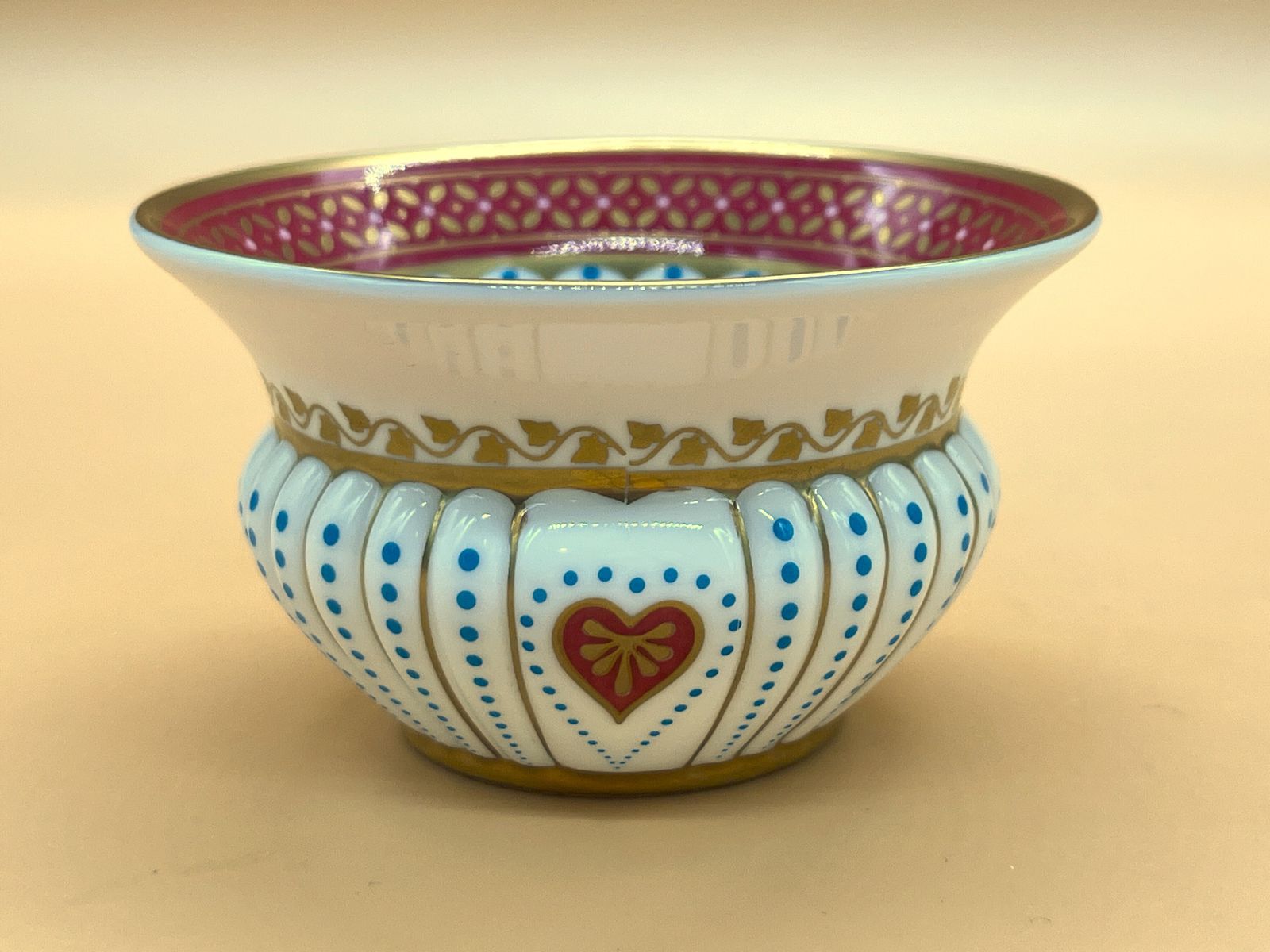 Wedgwood China Queen Of Hearts Design Roomkannetje En Suikerpot Set Nieuw In Doos. photo vinterior